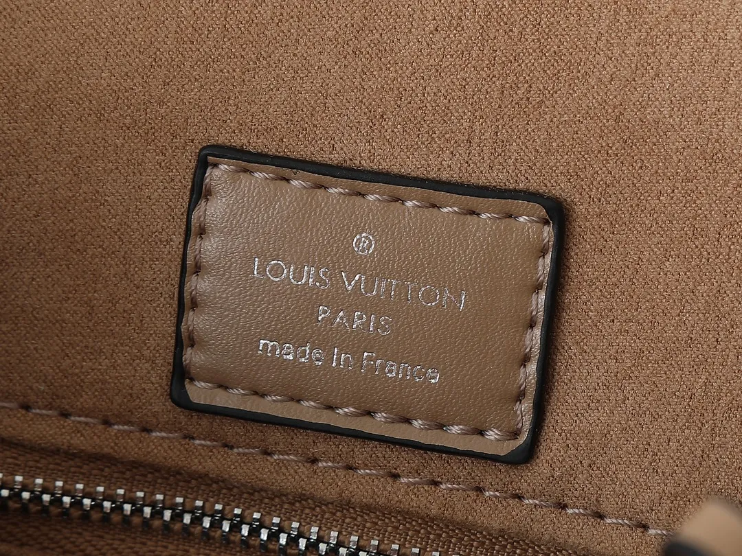 Louis Vuitton Beaubourg Hobo MM M56084 - Image 10