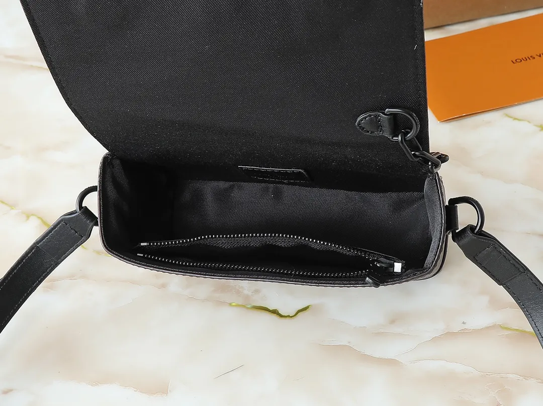 Alternative view of Louis Vuitton Steamer Wearable Wallet M83613