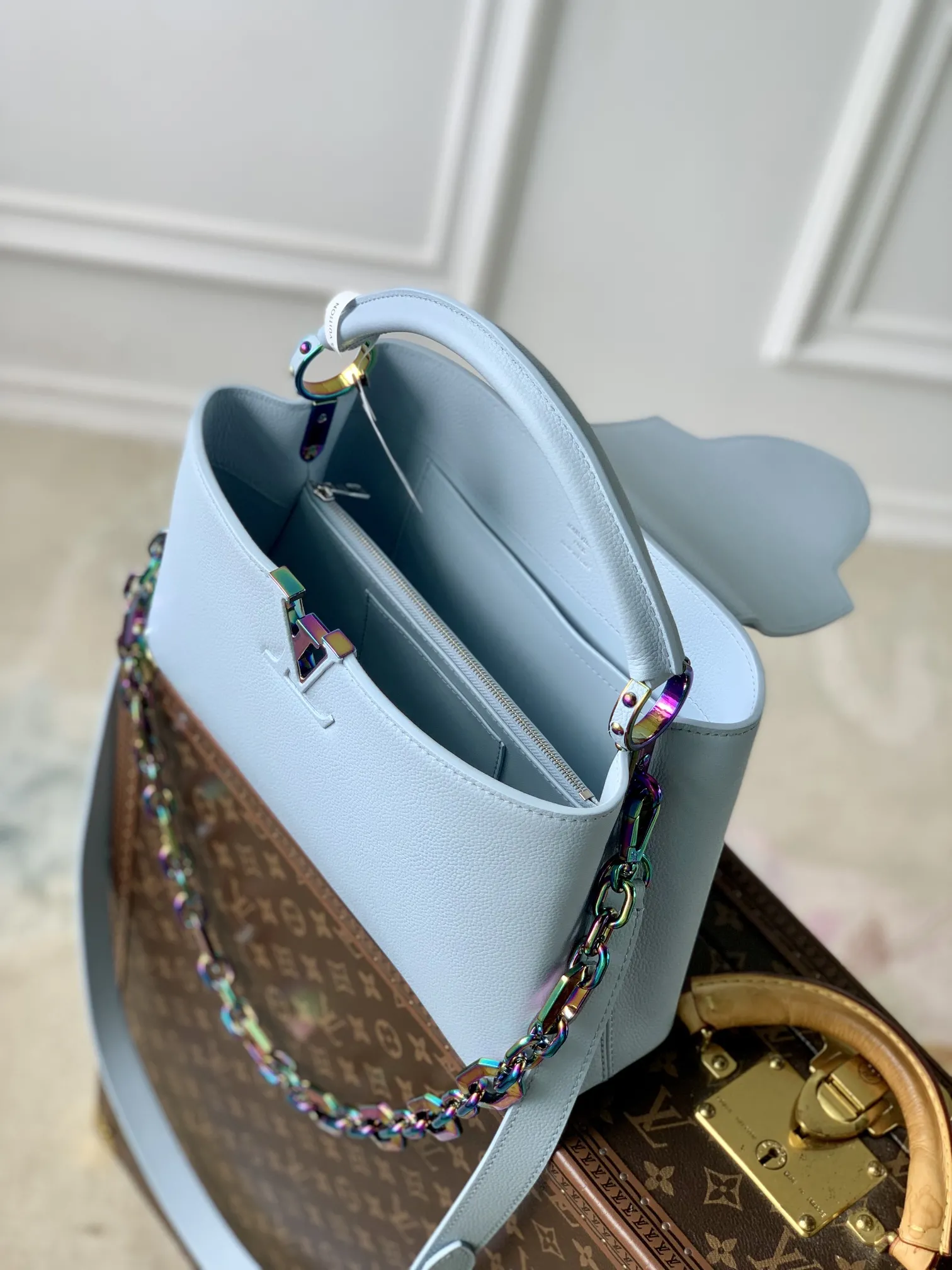 Alternative view of Louis Vuitton Capucines East-West Mini M11422