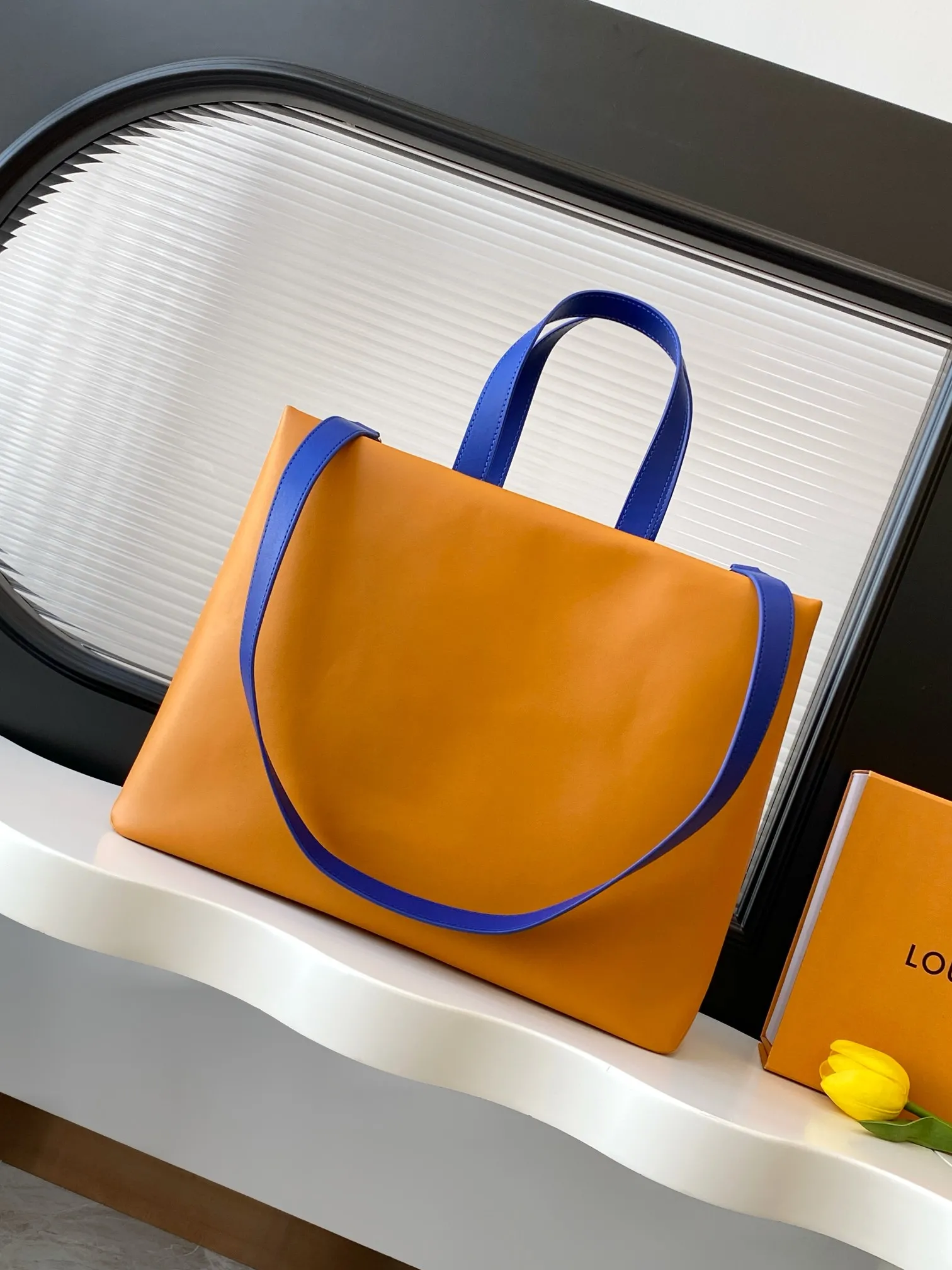 Louis Vuitton Shopper Tote MM M24457 - Image 4