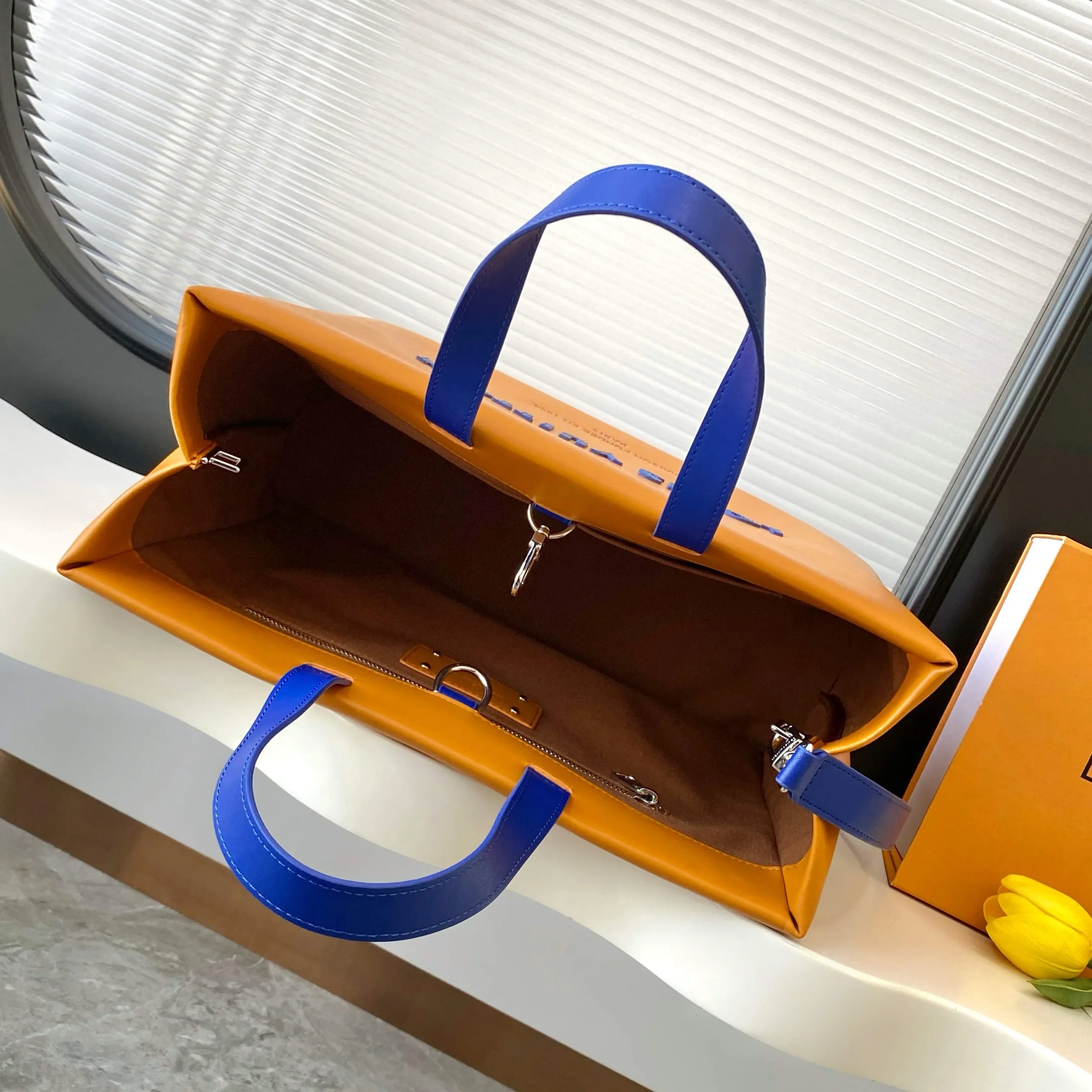 Louis Vuitton Shopper Tote MM M24457 - Image 10