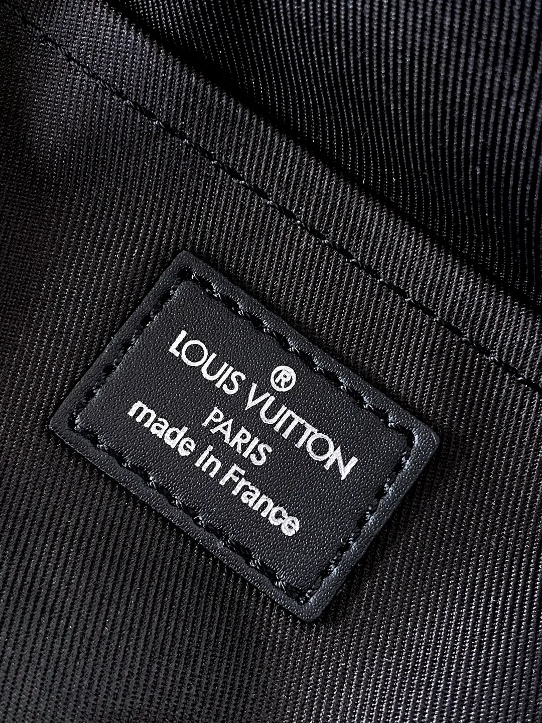 Alternative view of Louis Vuitton Pulse Messenger M12625