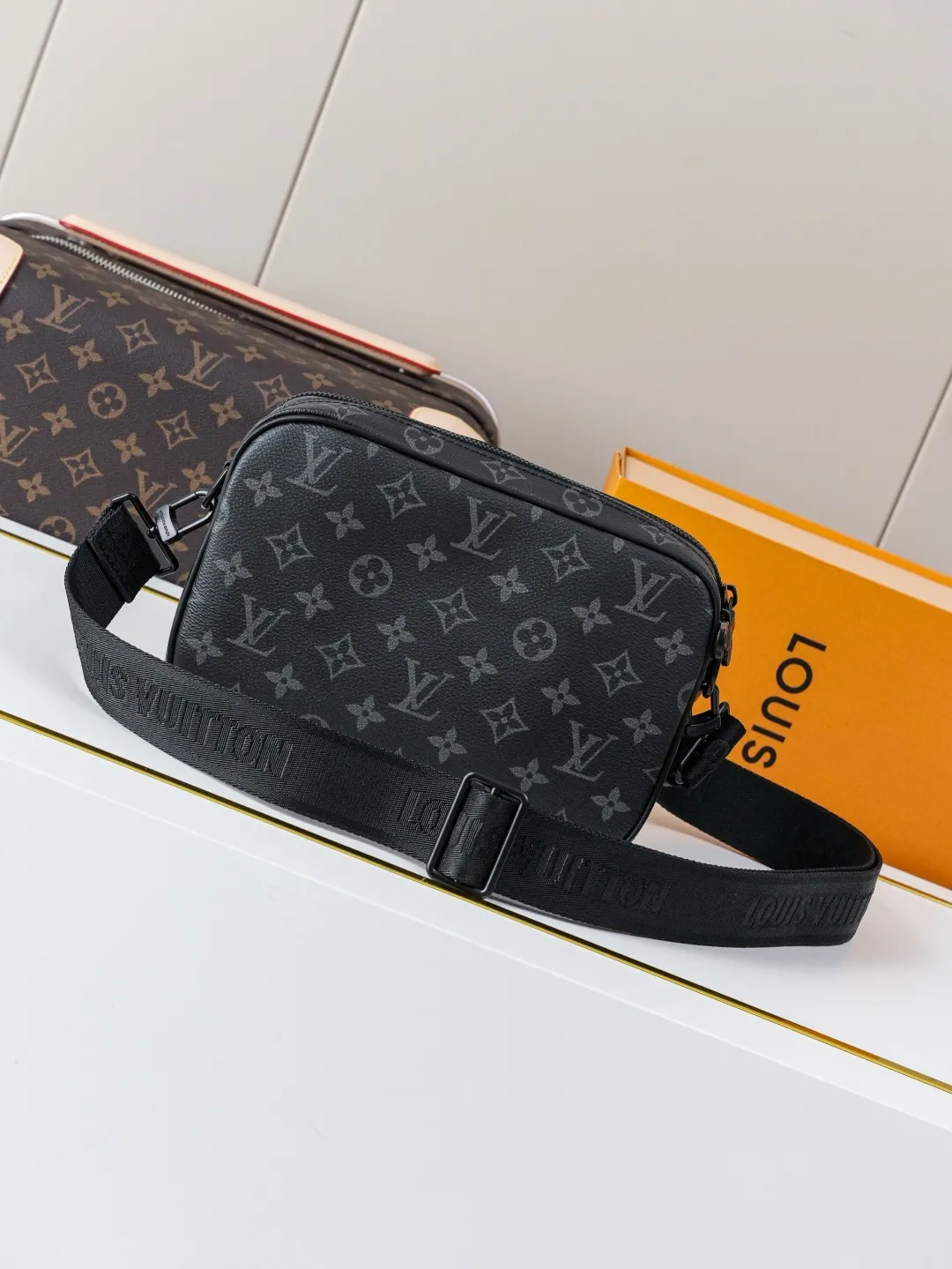 Louis Vuitton Alpha Messenger M46955 - Image 5