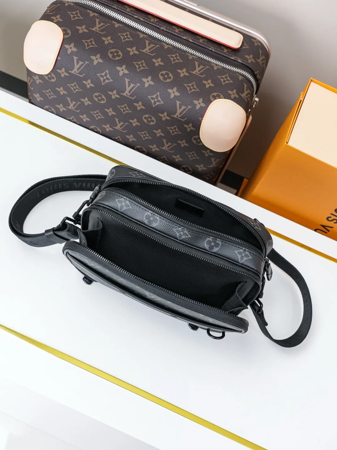 Louis Vuitton Alpha Messenger M46955 - Image 10
