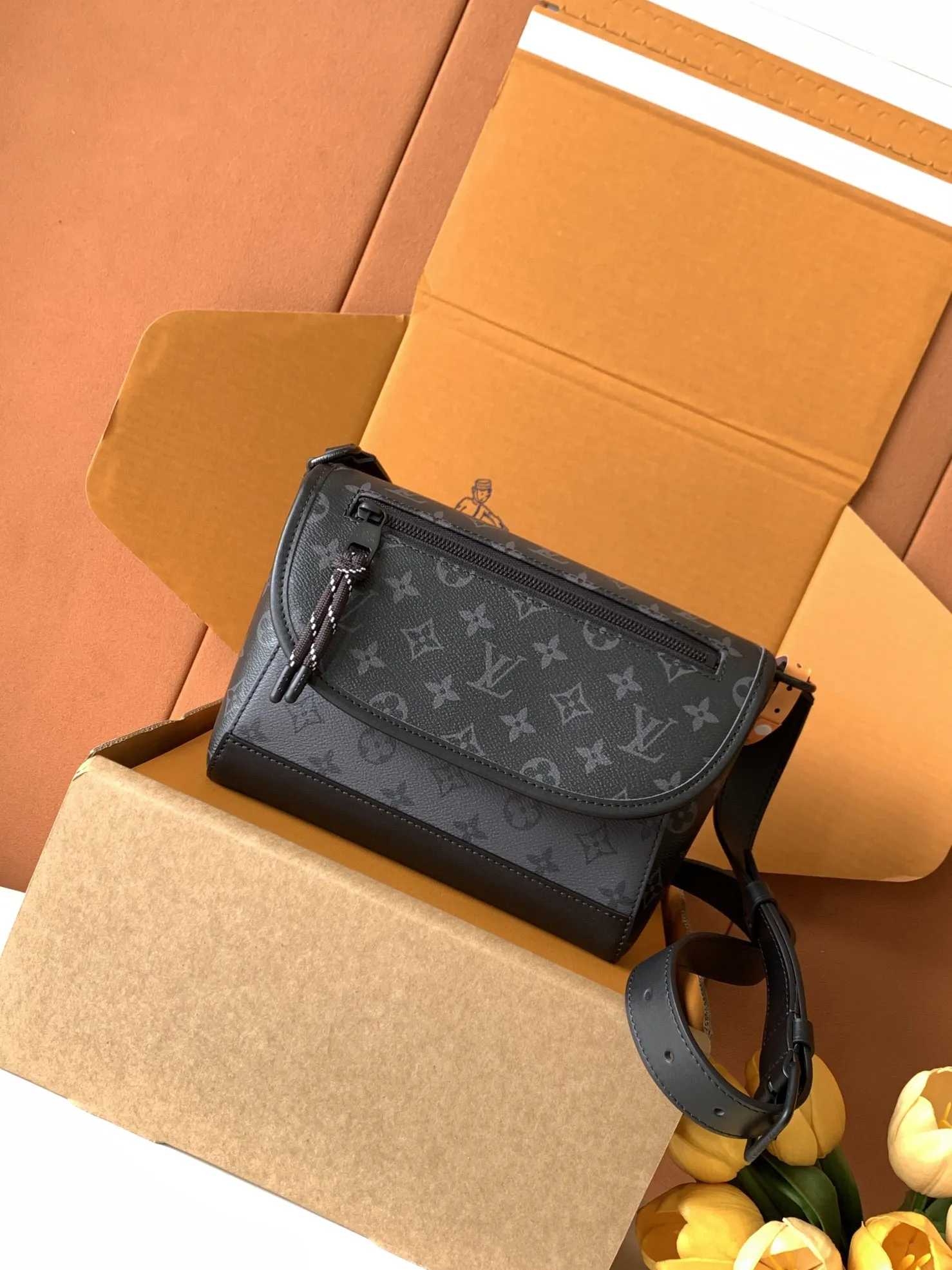 Louis Vuitton Pulse Messenger M12681 - Image 3