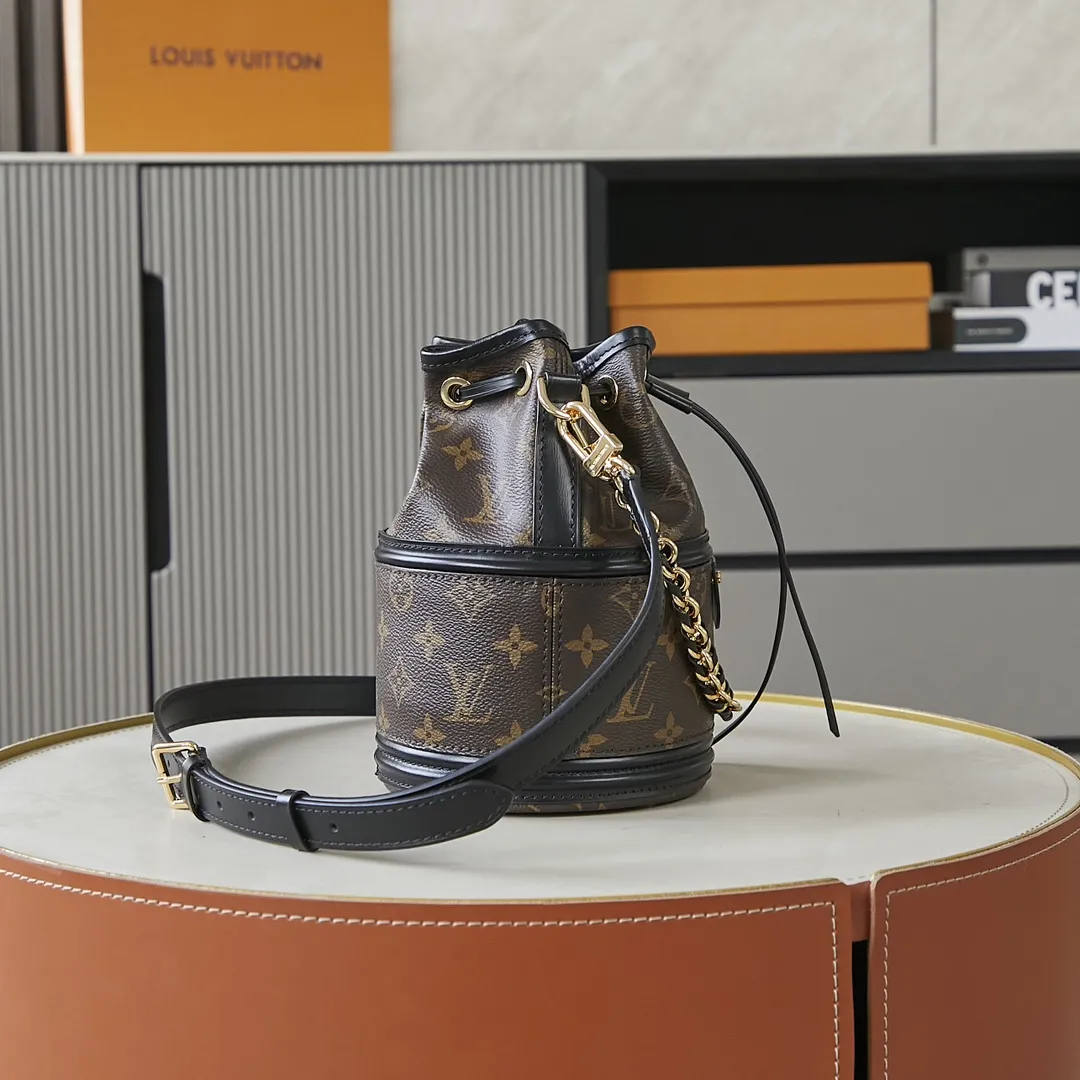Louis Vuitton Canoé M83480 - Image 4