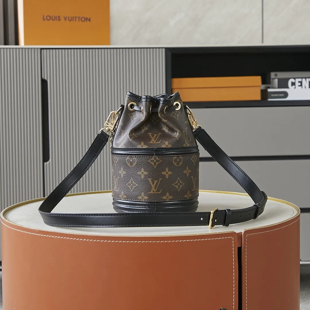 Louis Vuitton Canoé M83480 - Image 5