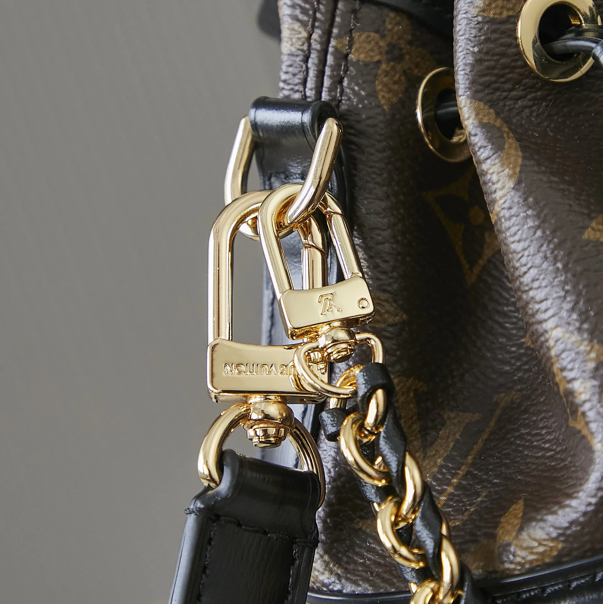 Louis Vuitton Canoé M83480 - Image 9