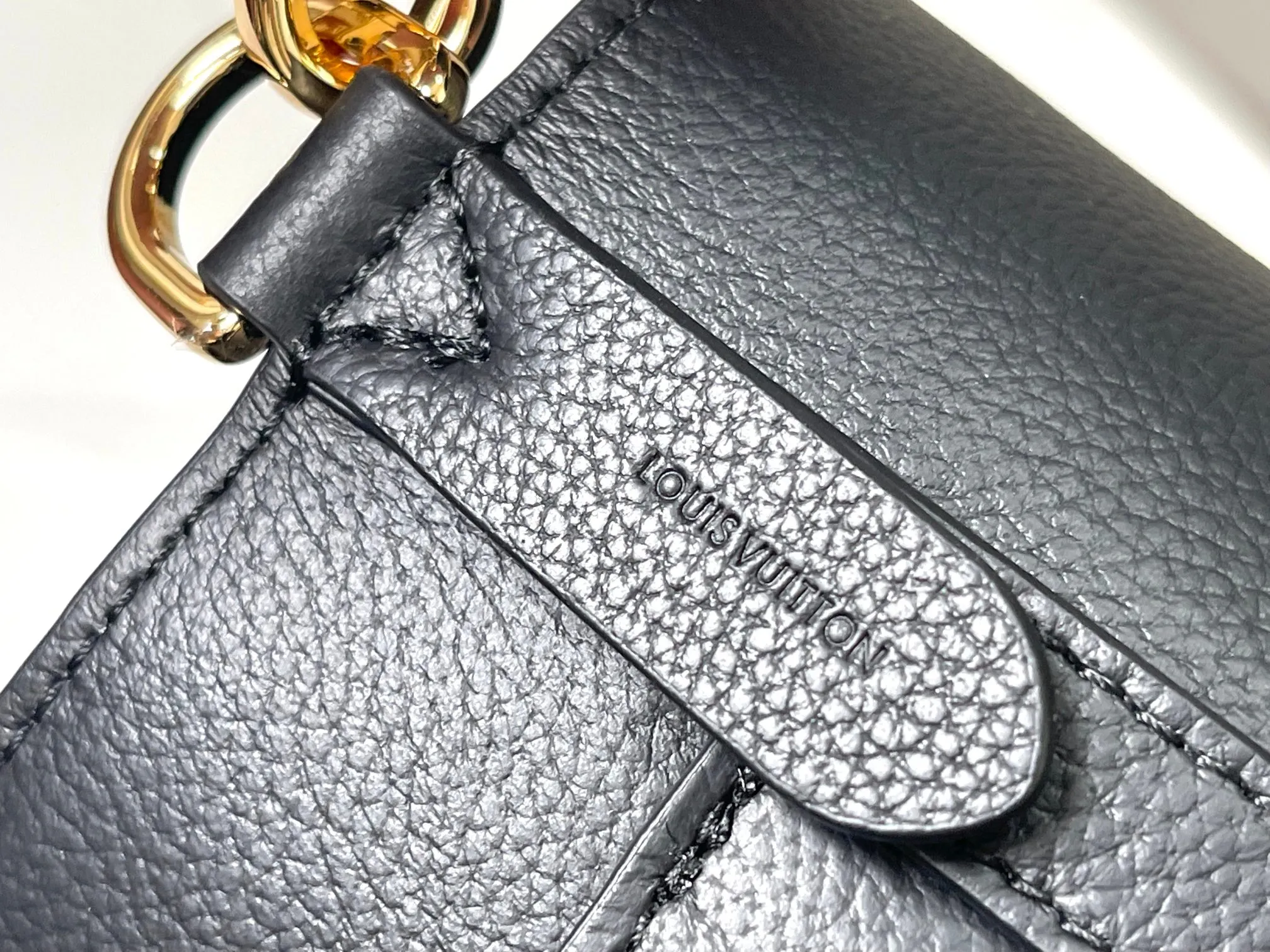 Alternative view of Louis Vuitton Lock and Walk M24006