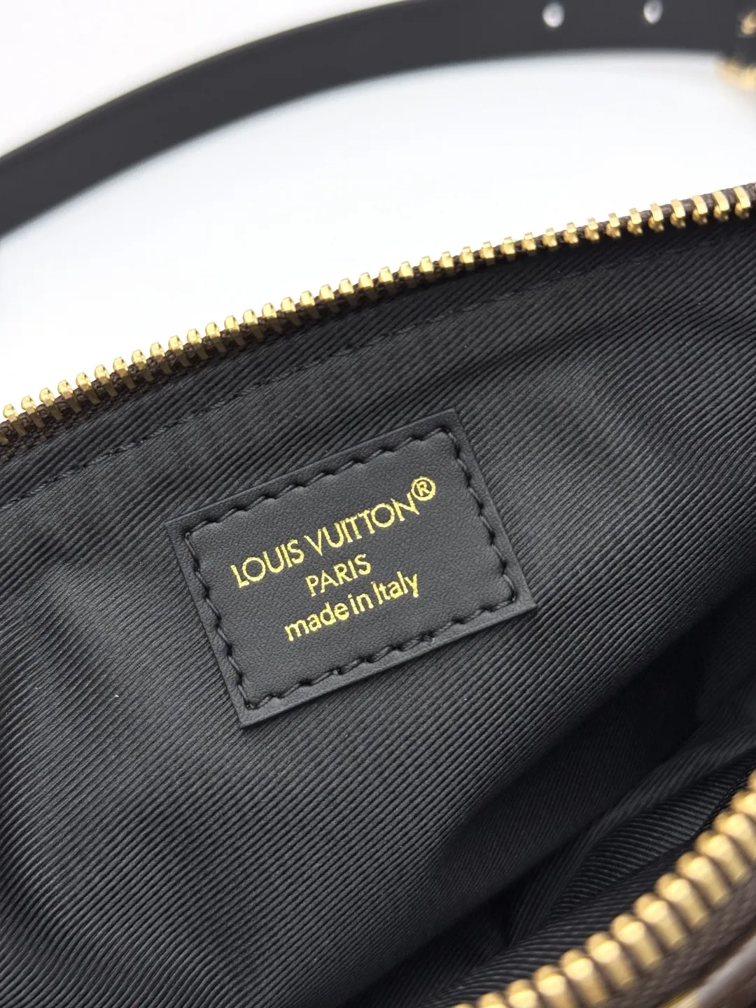 Alternative view of Louis Vuitton Keepit M14806