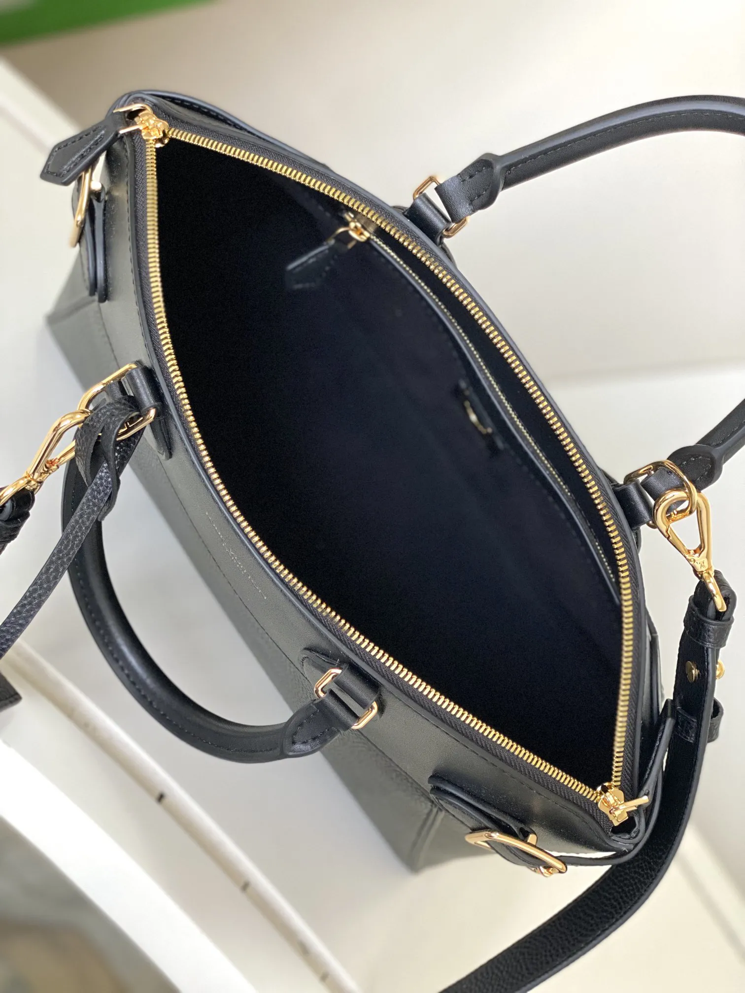 Alternative view of Louis Vuitton Vend?me MM M22914