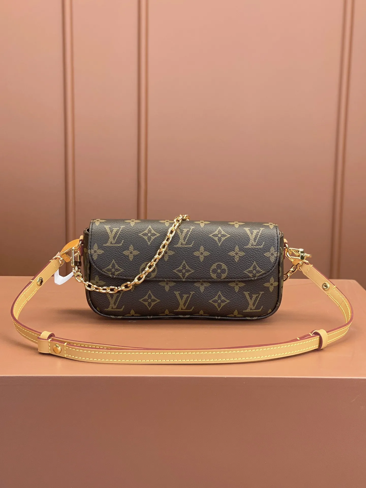Louis Vuitton Wallet on Chain Ivy M81911 - Image 3