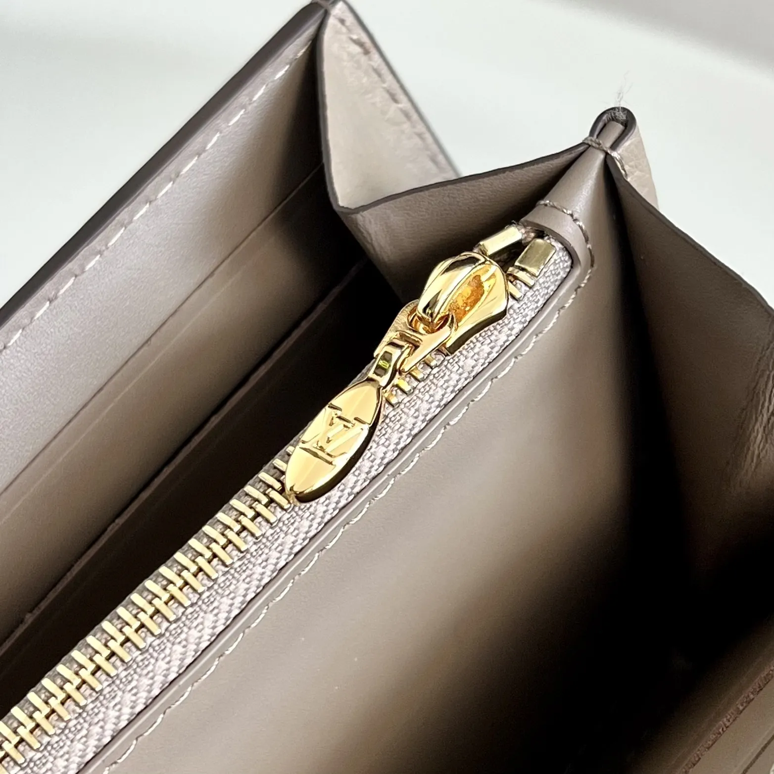 Louis Vuitton Capucines Wallet M61249 - Image 10