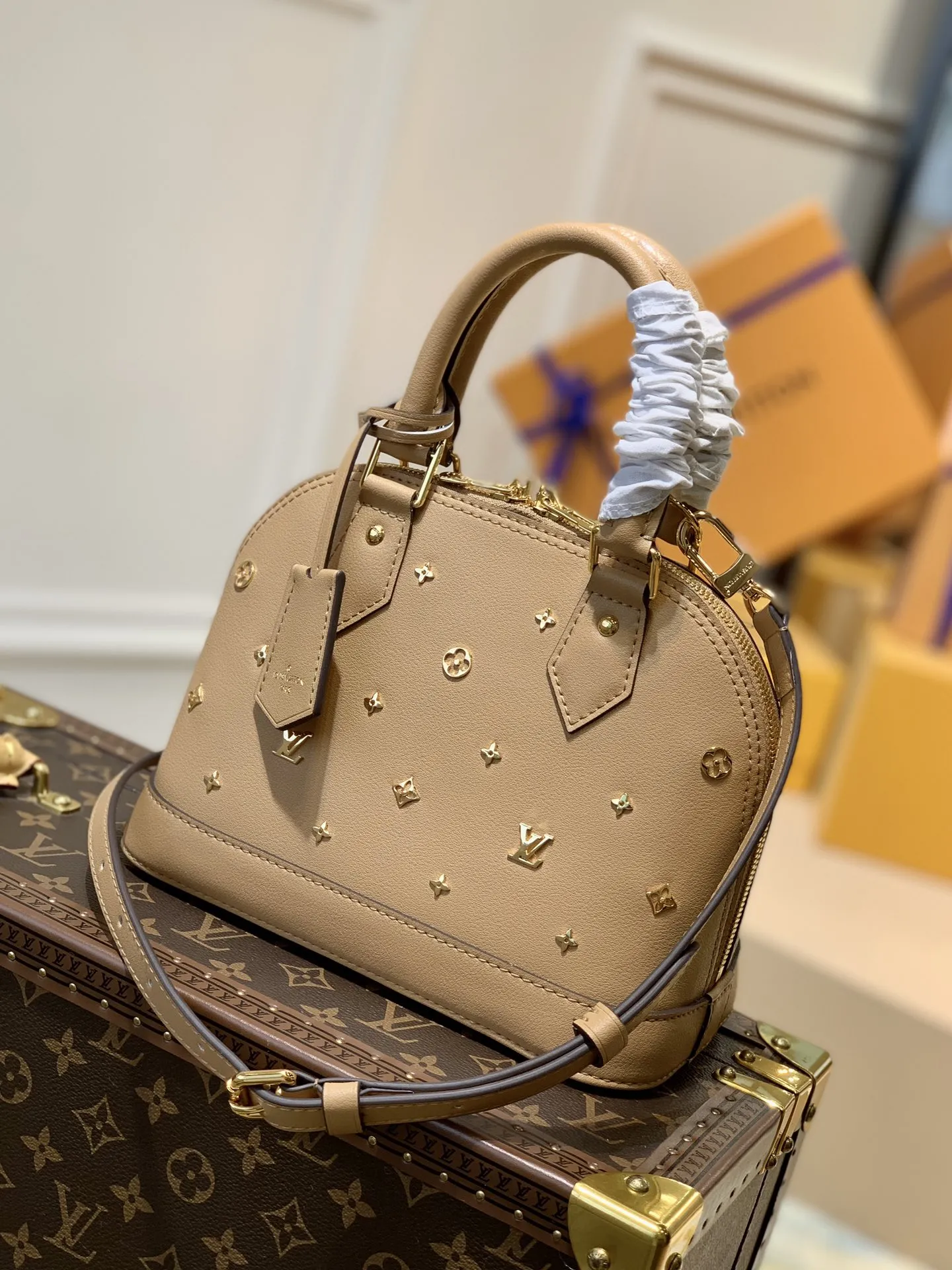 Alternative view of Louis Vuitton NéO Alma BB M58638
