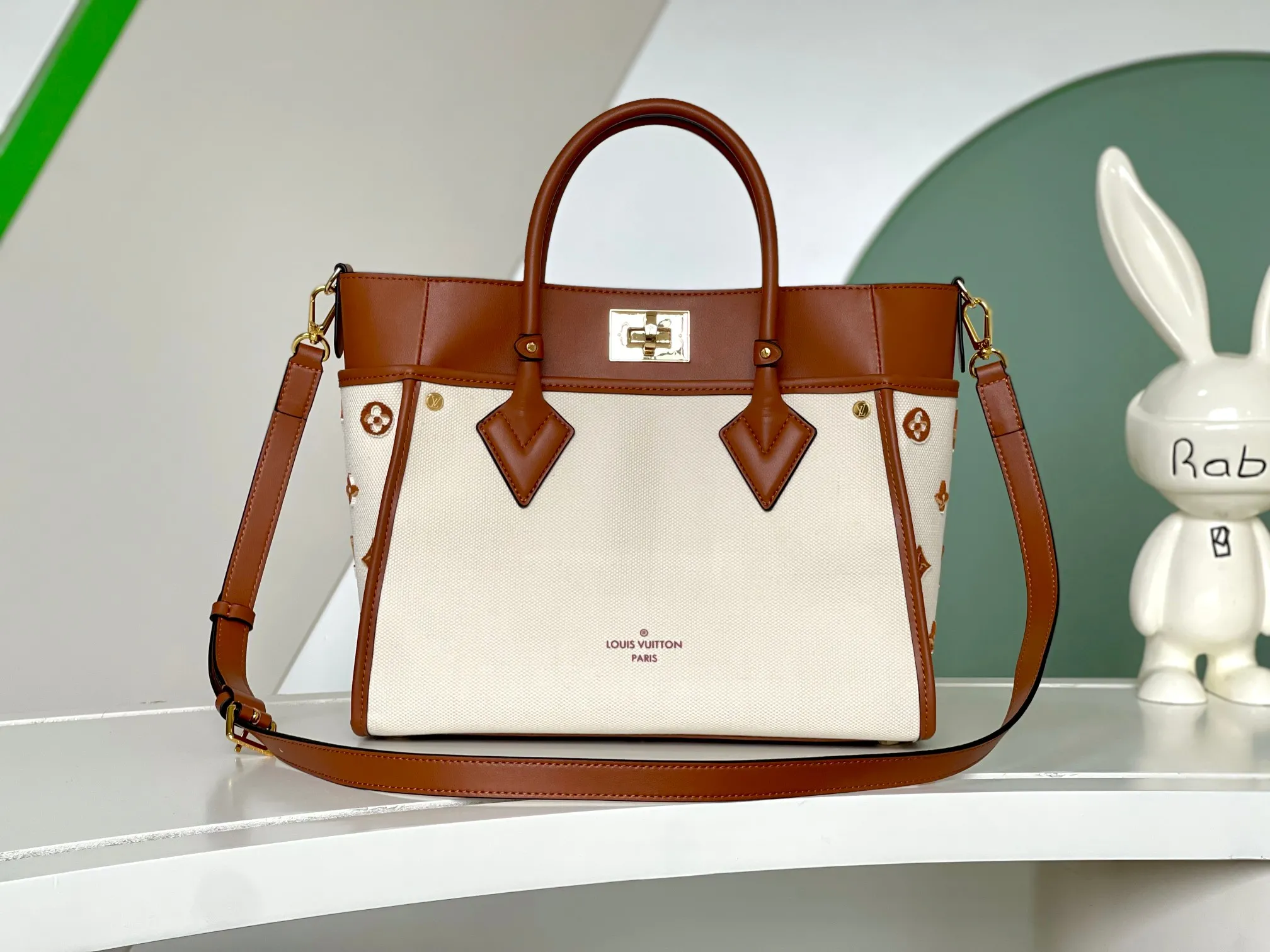 Alternative view of Louis Vuitton On My Side MM M22191