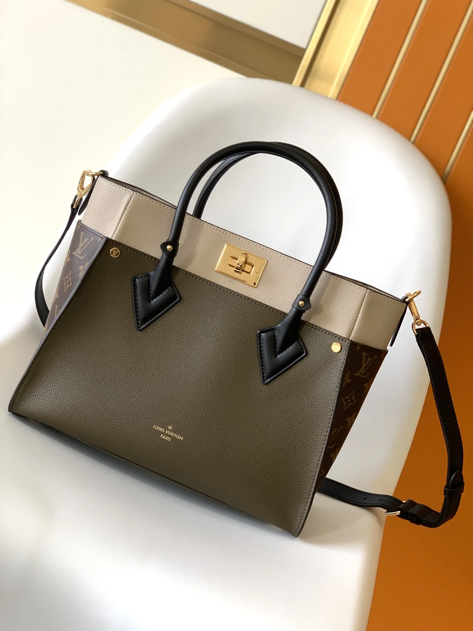 Alternative view of Louis Vuitton On My Side MM M55302