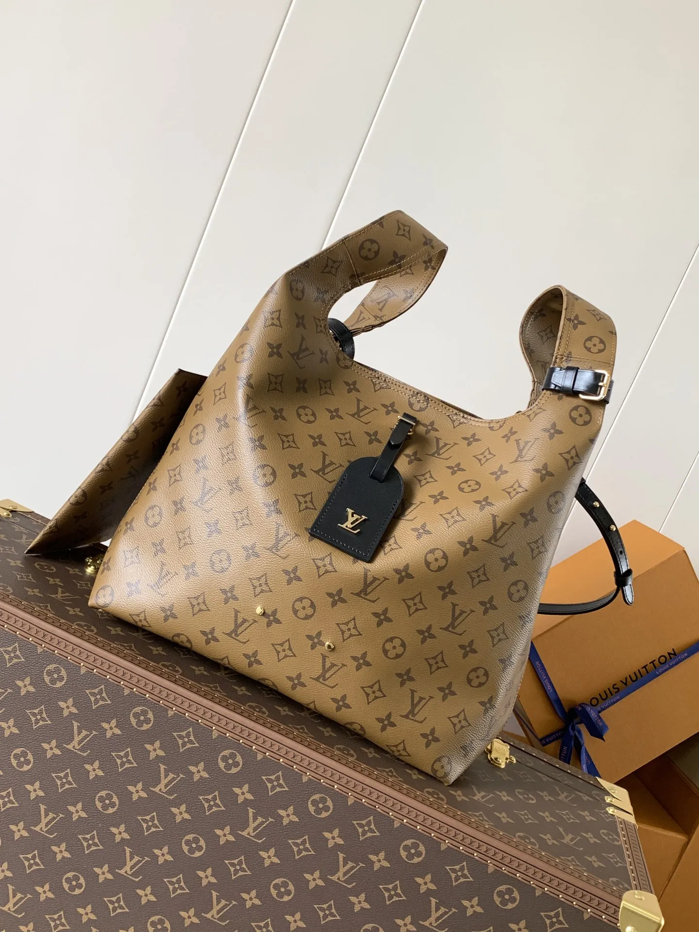 Alternative view of Louis Vuitton Atlantis GM M24409