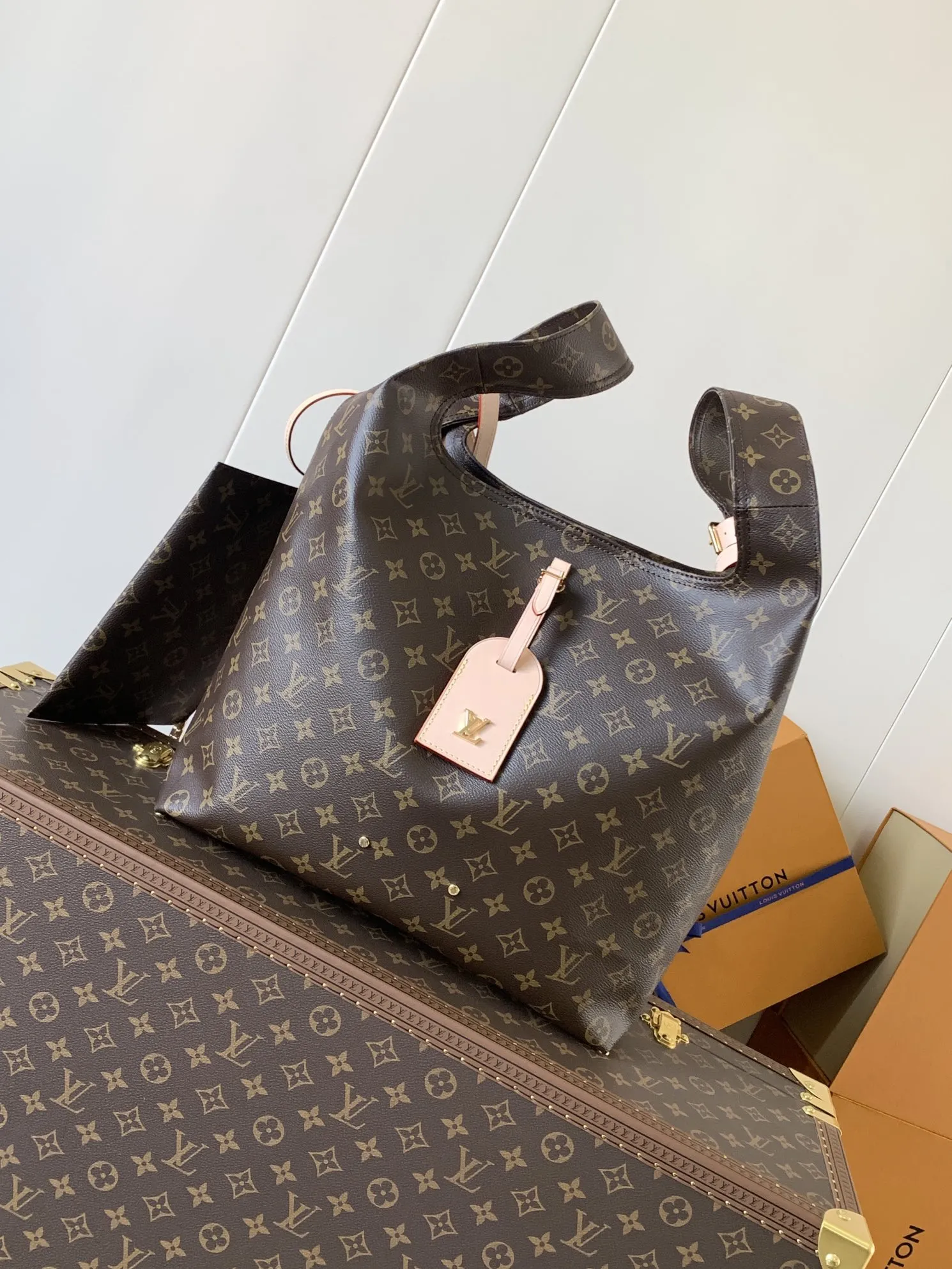 Alternative view of Louis Vuitton Atlantis GM M46817