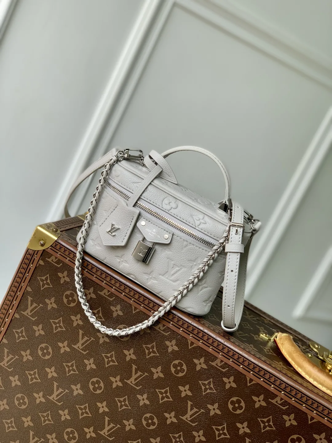 Alternative view of Louis Vuitton Vanity Chain Pouch M13593