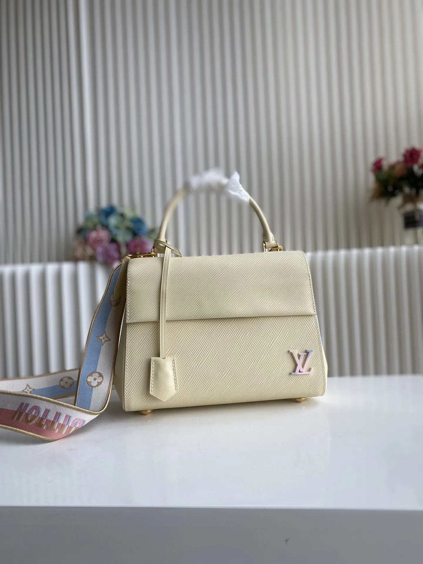 Alternative view of Louis Vuitton Cluny Mini M22946