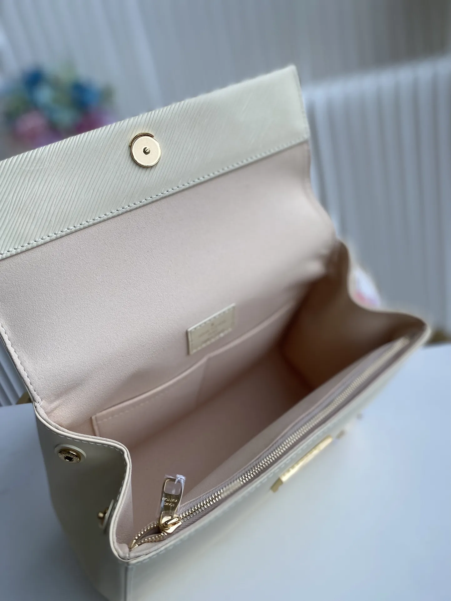 Louis Vuitton Cluny Mini M22946 - Image 9