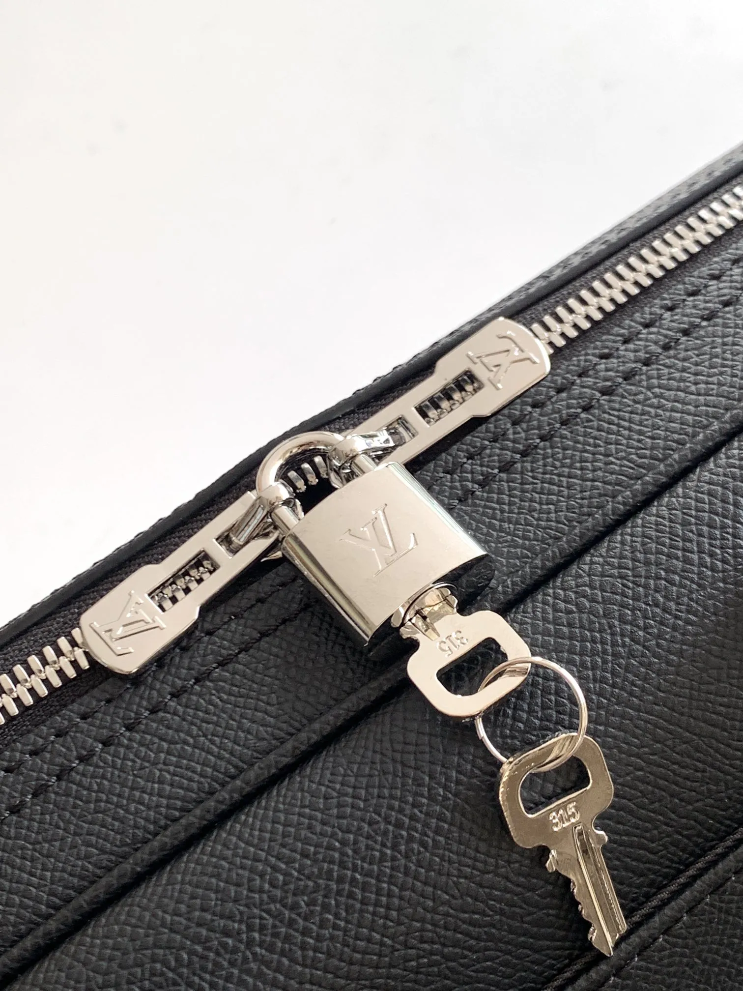Louis Vuitton Porte-Documents Voyage PM M30925 - 图片 7