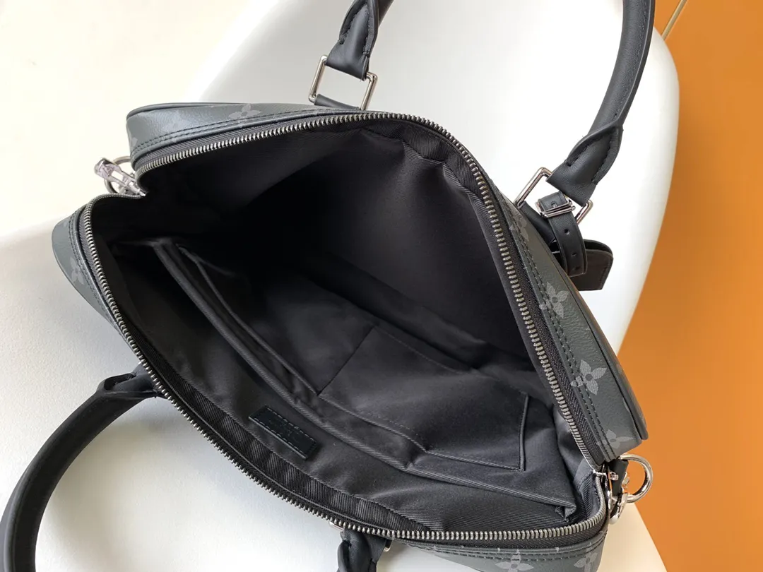 Alternative view of Louis Vuitton Porte-Documents Voyage PM M46457
