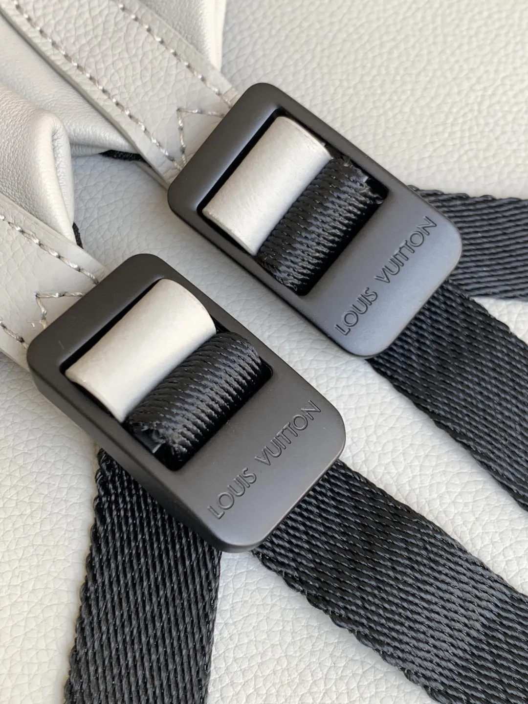 Louis Vuitton Discovery Backpack M46557 - 图片 8