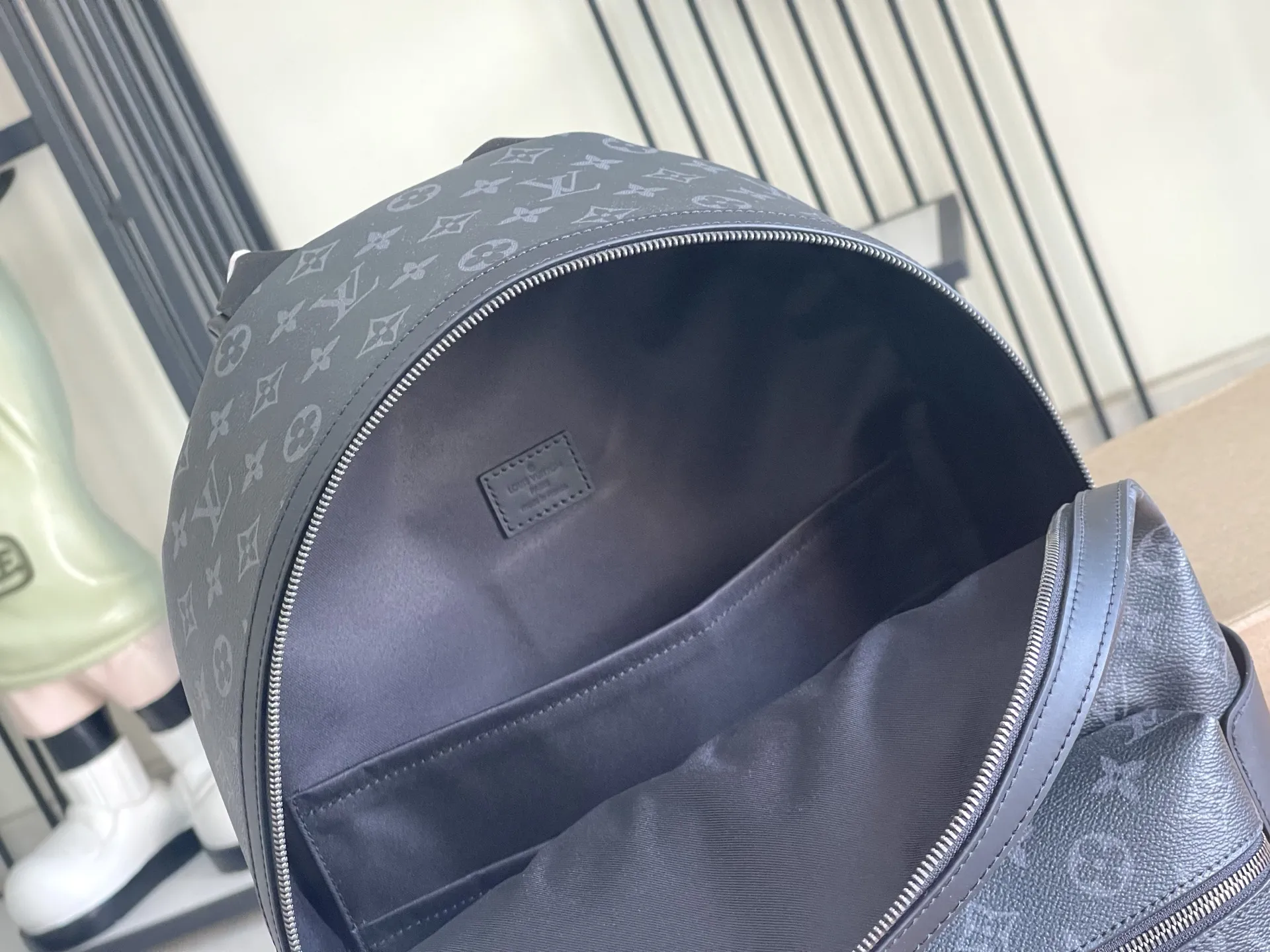 Louis Vuitton Discovery Backpack MM M22545 - 图片 10