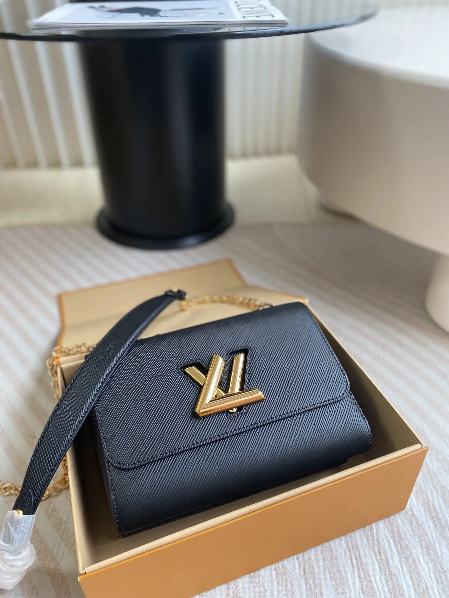 Alternative view of Louis Vuitton Twist MM M21113