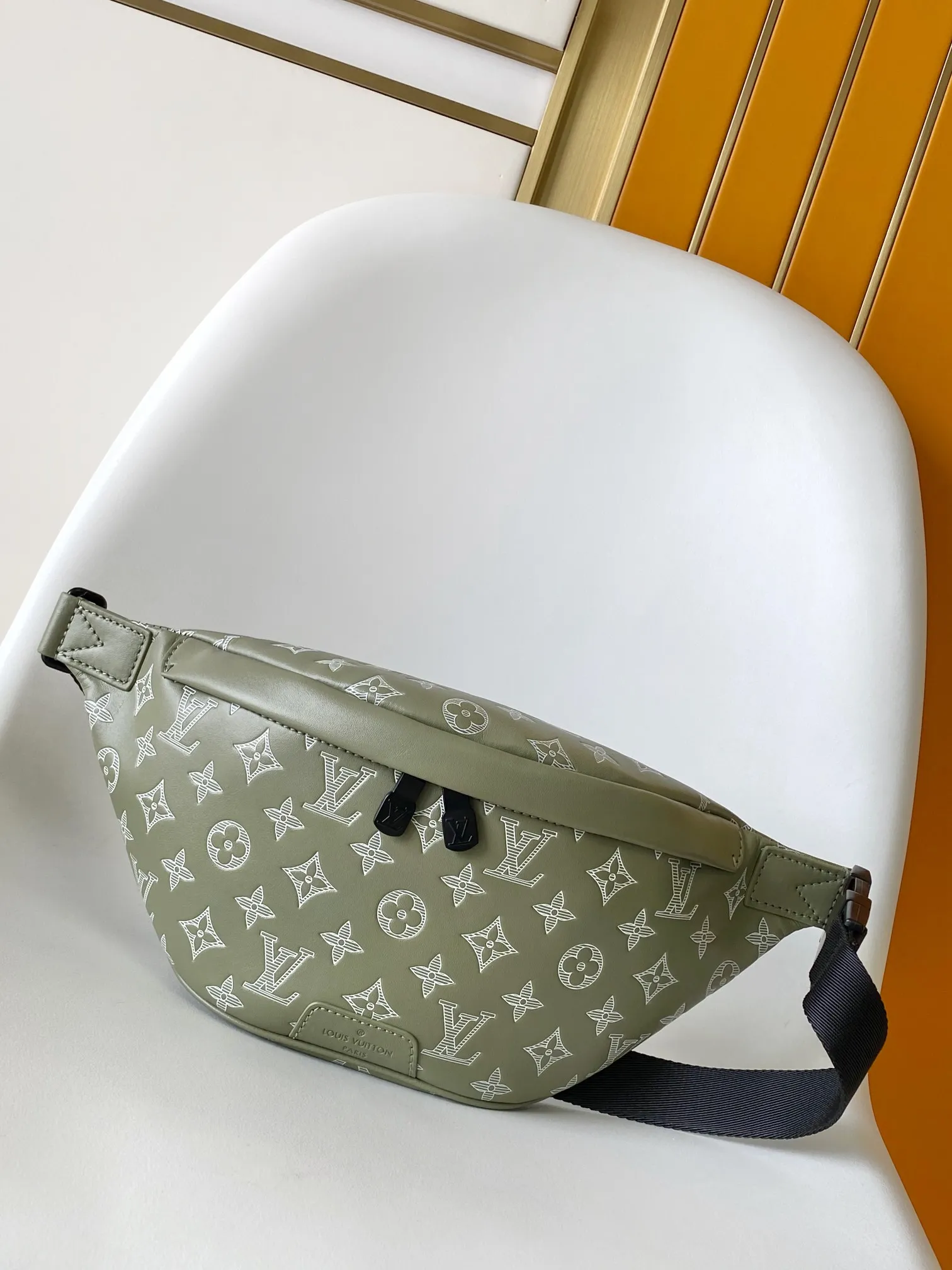 Alternative view of Louis Vuitton Discovery Bumbag M12508