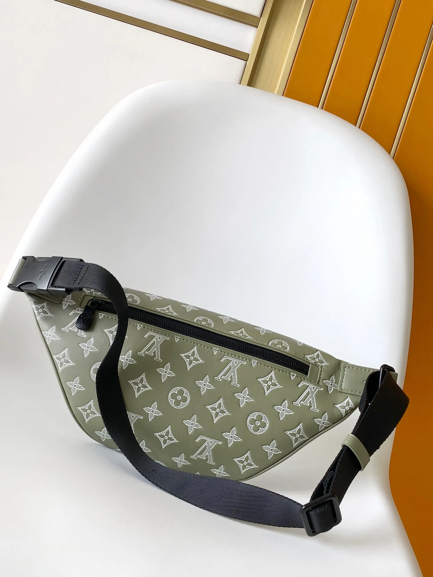 Louis Vuitton Discovery Bumbag M12508 - Image 3