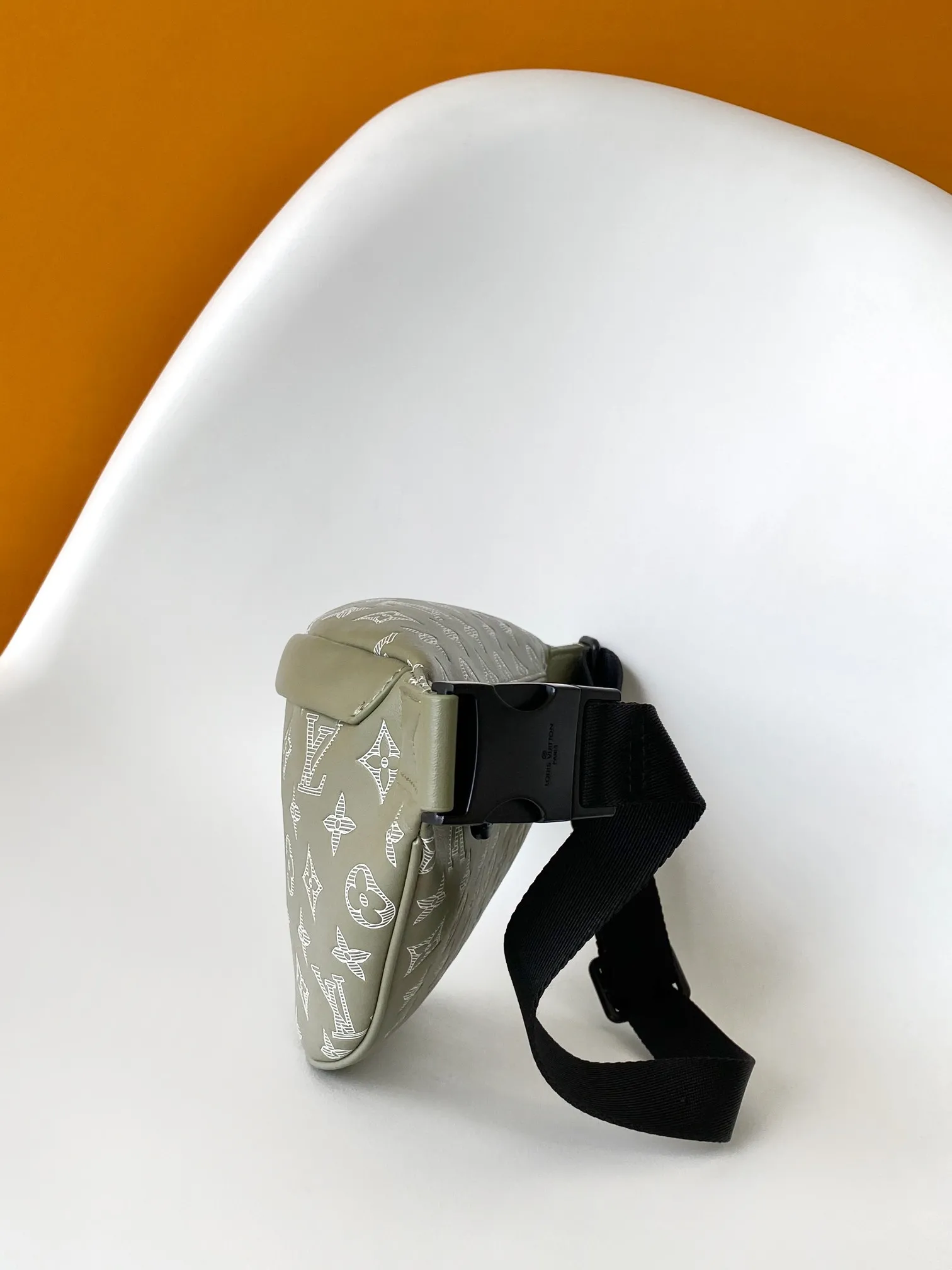Louis Vuitton Discovery Bumbag M12508 - Image 4