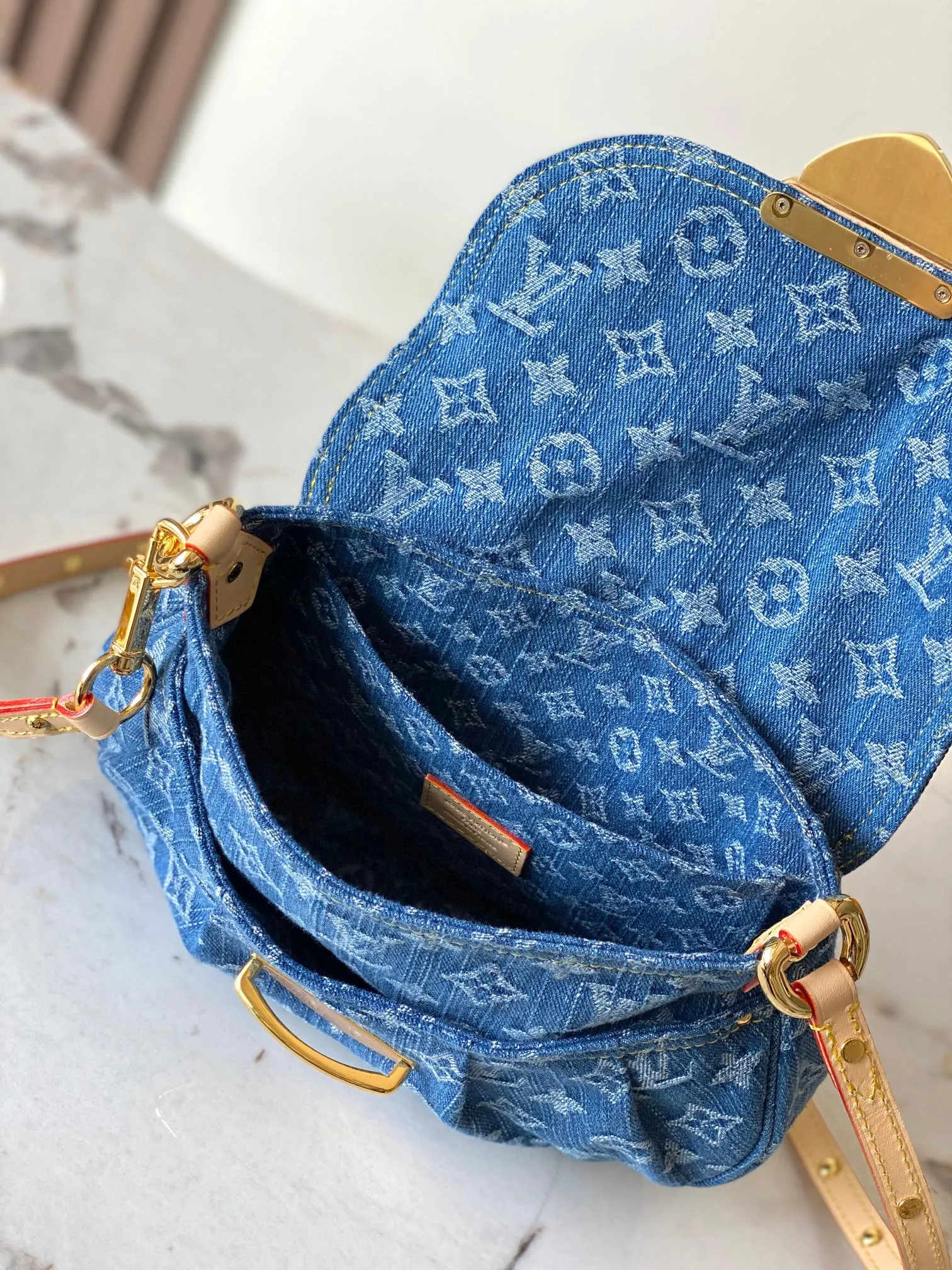 Alternative view of Louis Vuitton Sunset M46829