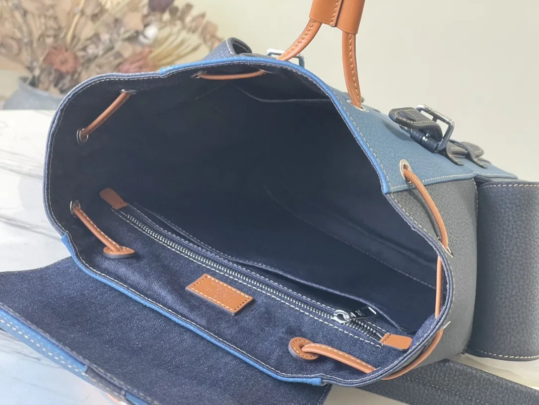 Alternative view of Louis Vuitton Christopher M21373