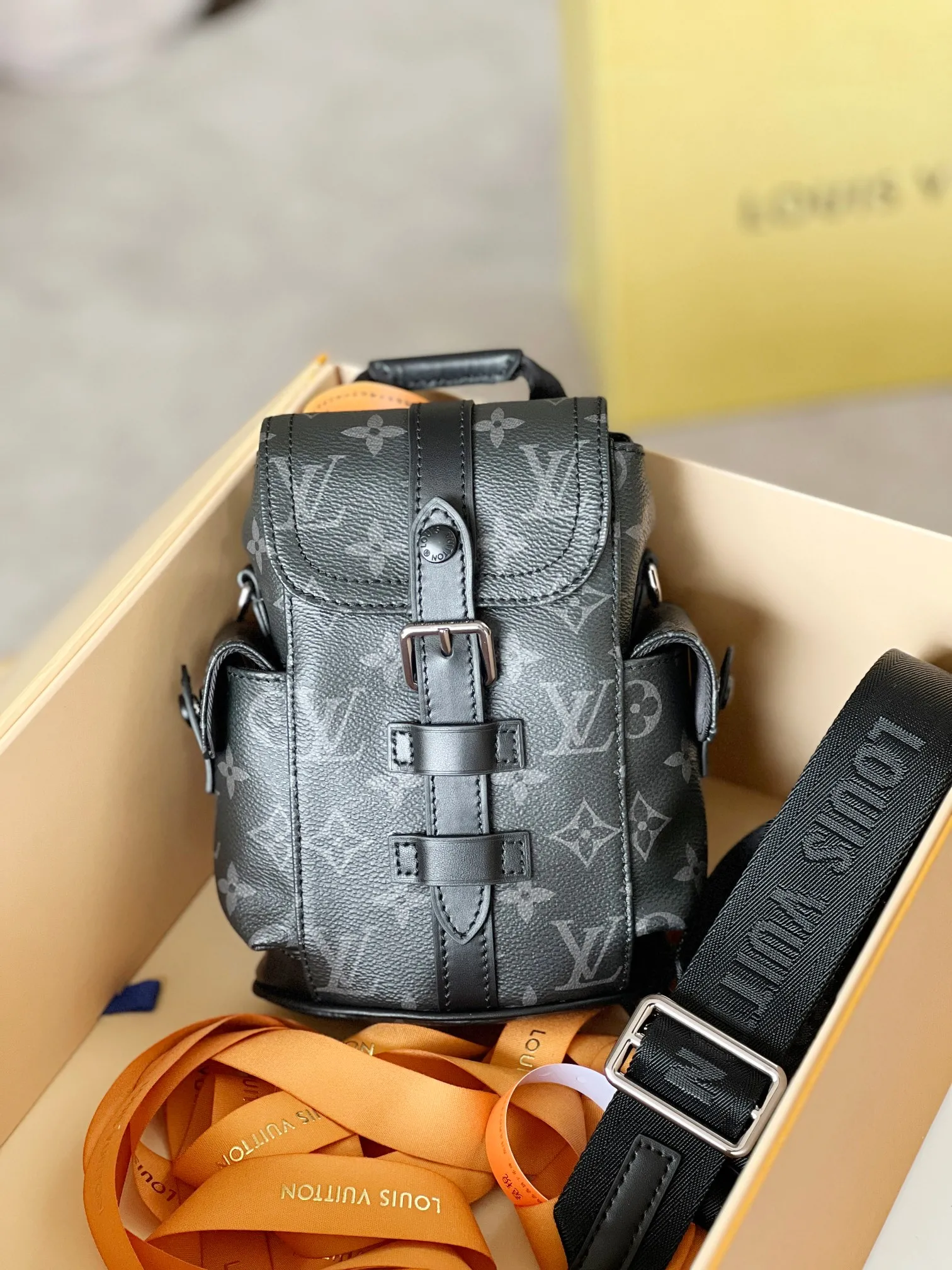 Louis Vuitton Nano Christopher M82769 - 图片 4