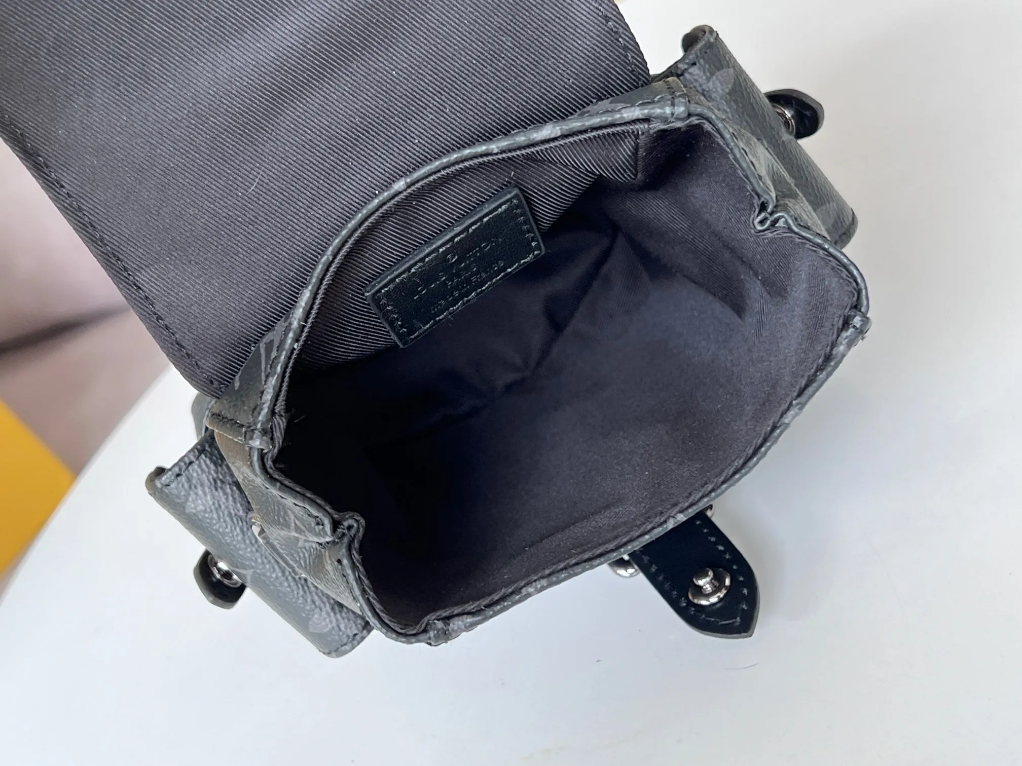 Louis Vuitton Nano Christopher M82769 - 图片 10
