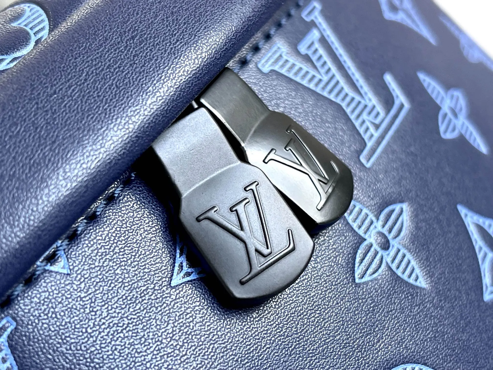 Louis Vuitton Discovery Bumbag M45729 - Image 6
