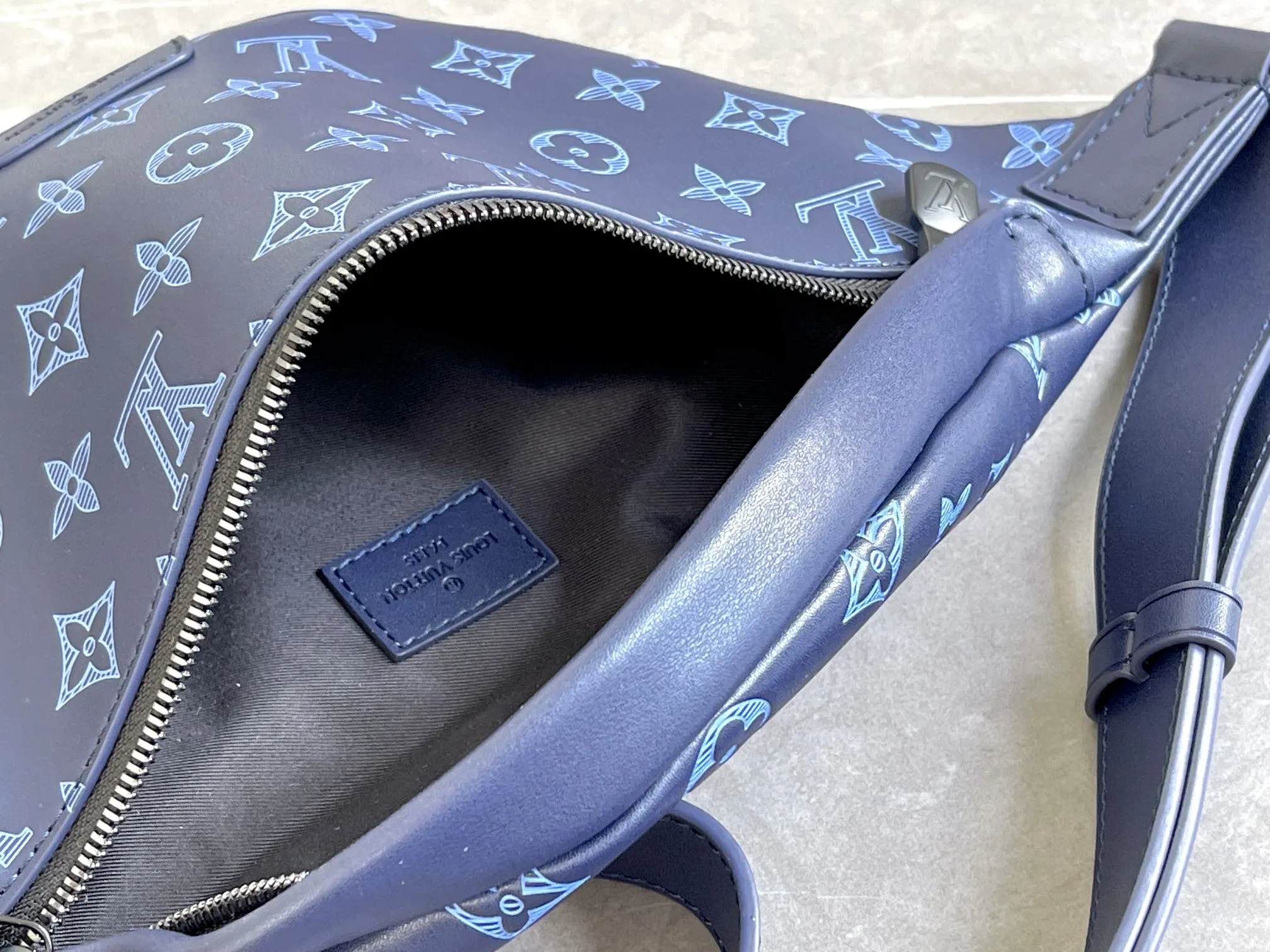 Louis Vuitton Discovery Bumbag M45729 - Image 9