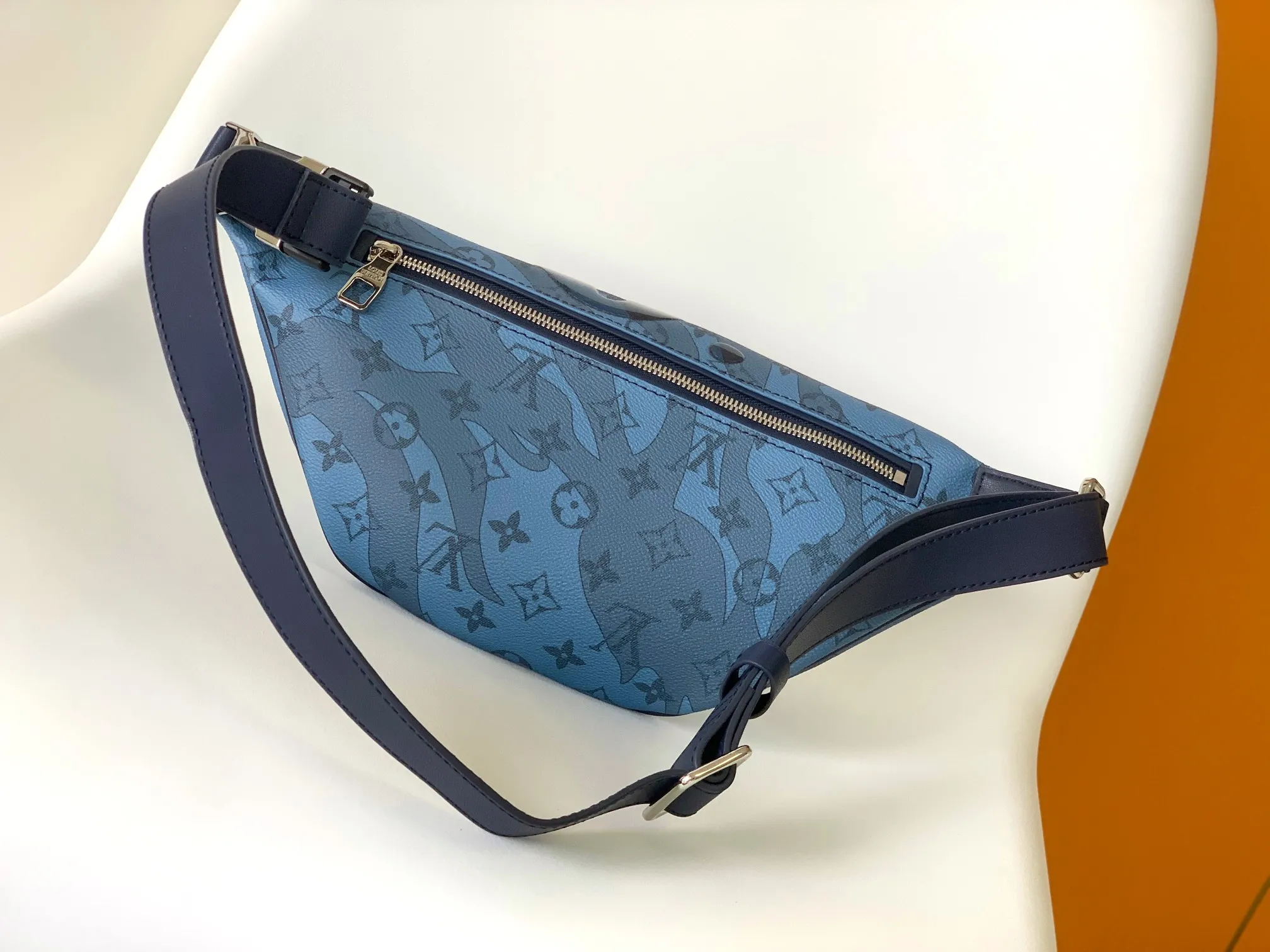 Louis Vuitton Discovery Bumbag M22576 - 图片 3