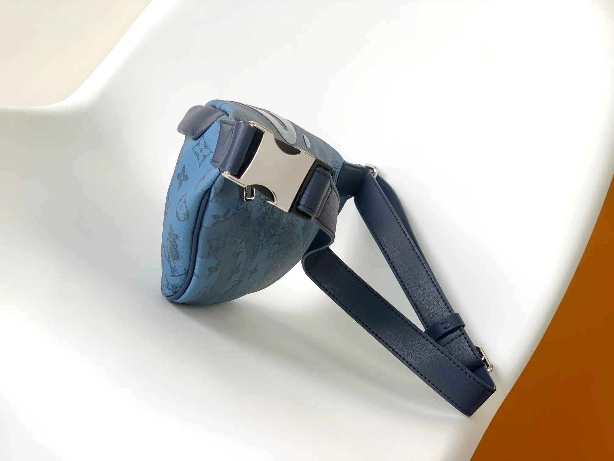 Louis Vuitton Discovery Bumbag M22576 - 图片 4