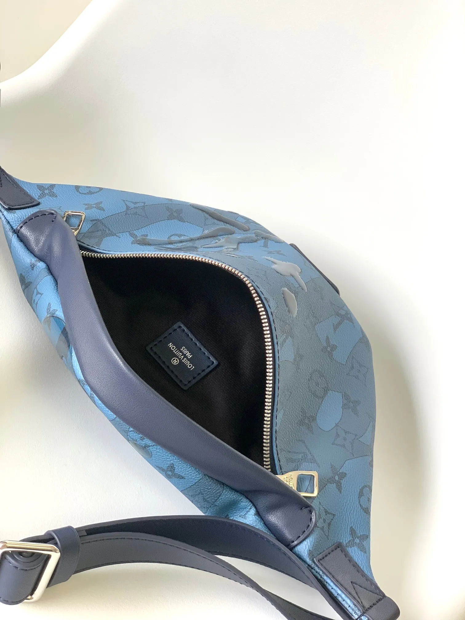 Louis Vuitton Discovery Bumbag M22576 - 图片 9