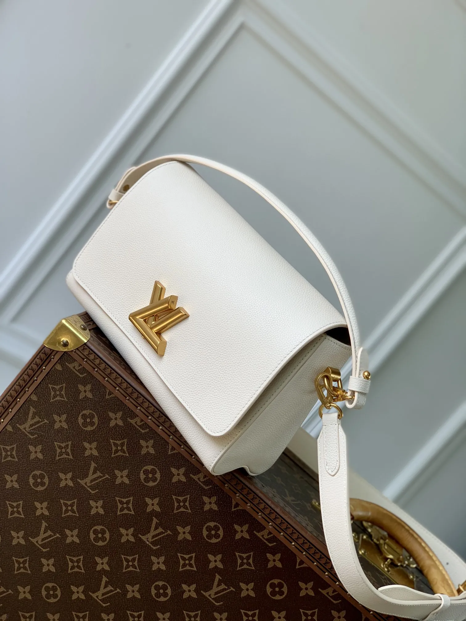 Louis Vuitton Soft Twist M25359 - Image 3