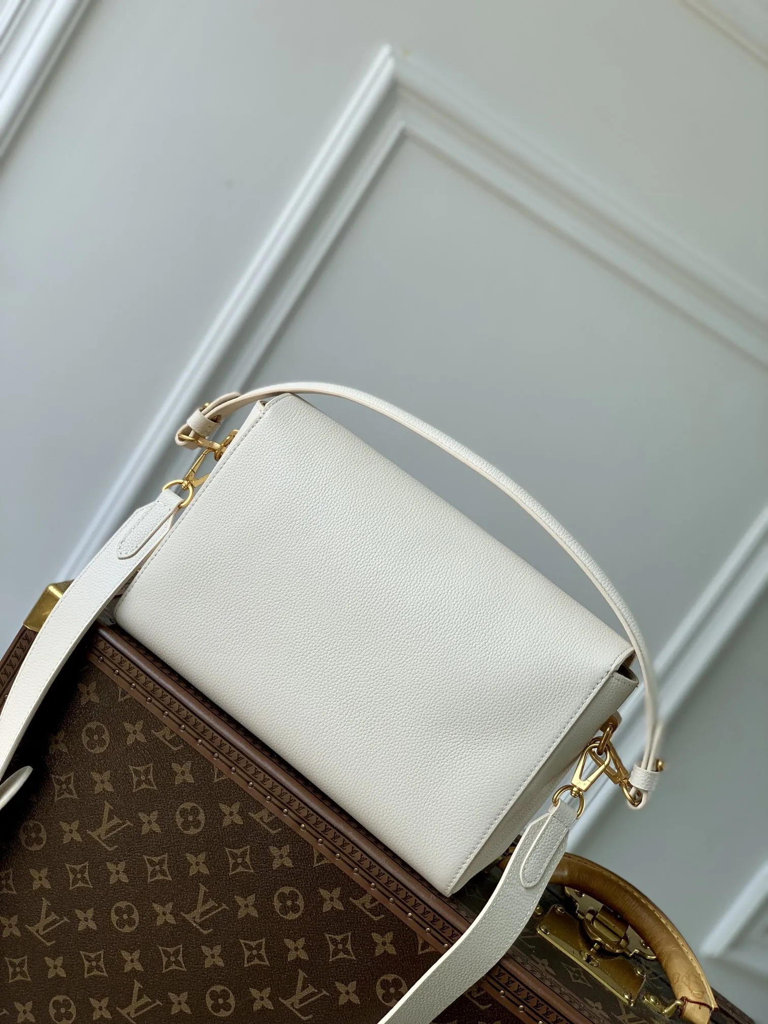 Louis Vuitton Soft Twist M25359 - Image 4