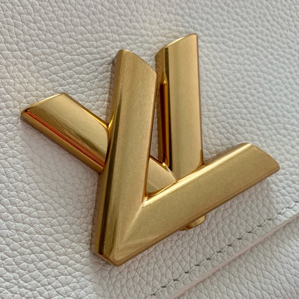 Louis Vuitton Soft Twist M25359 - Image 6