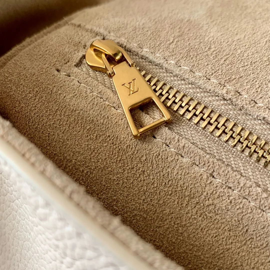 Louis Vuitton Soft Twist M25359 - Image 8