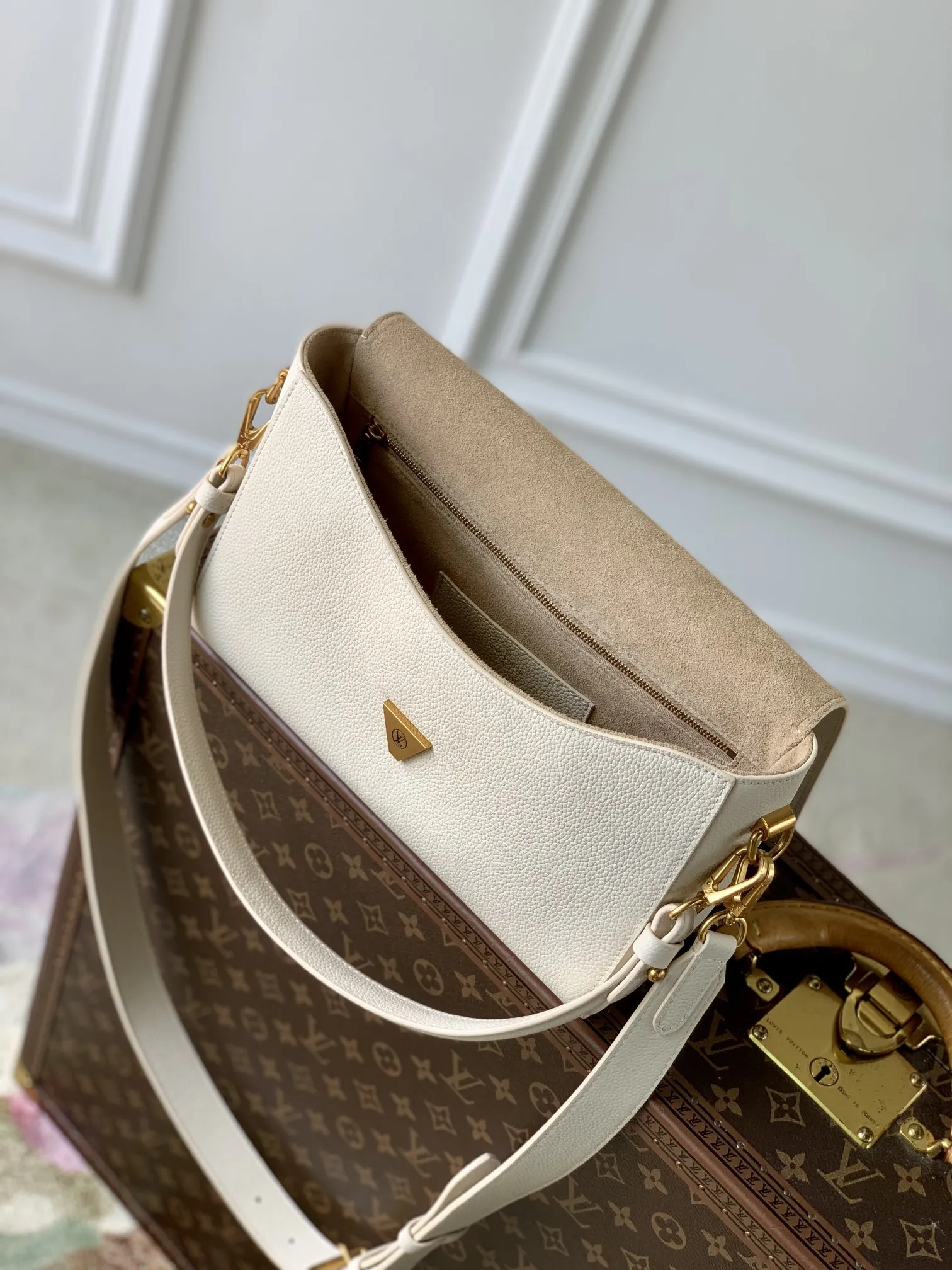 Louis Vuitton Soft Twist M25359 - Image 10