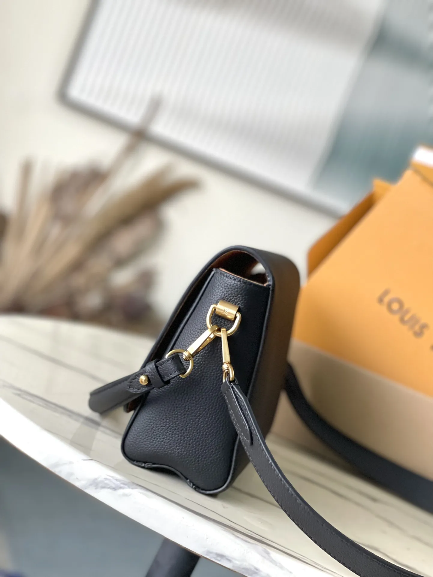 Louis Vuitton Soft Twist M24639 - 图片 3