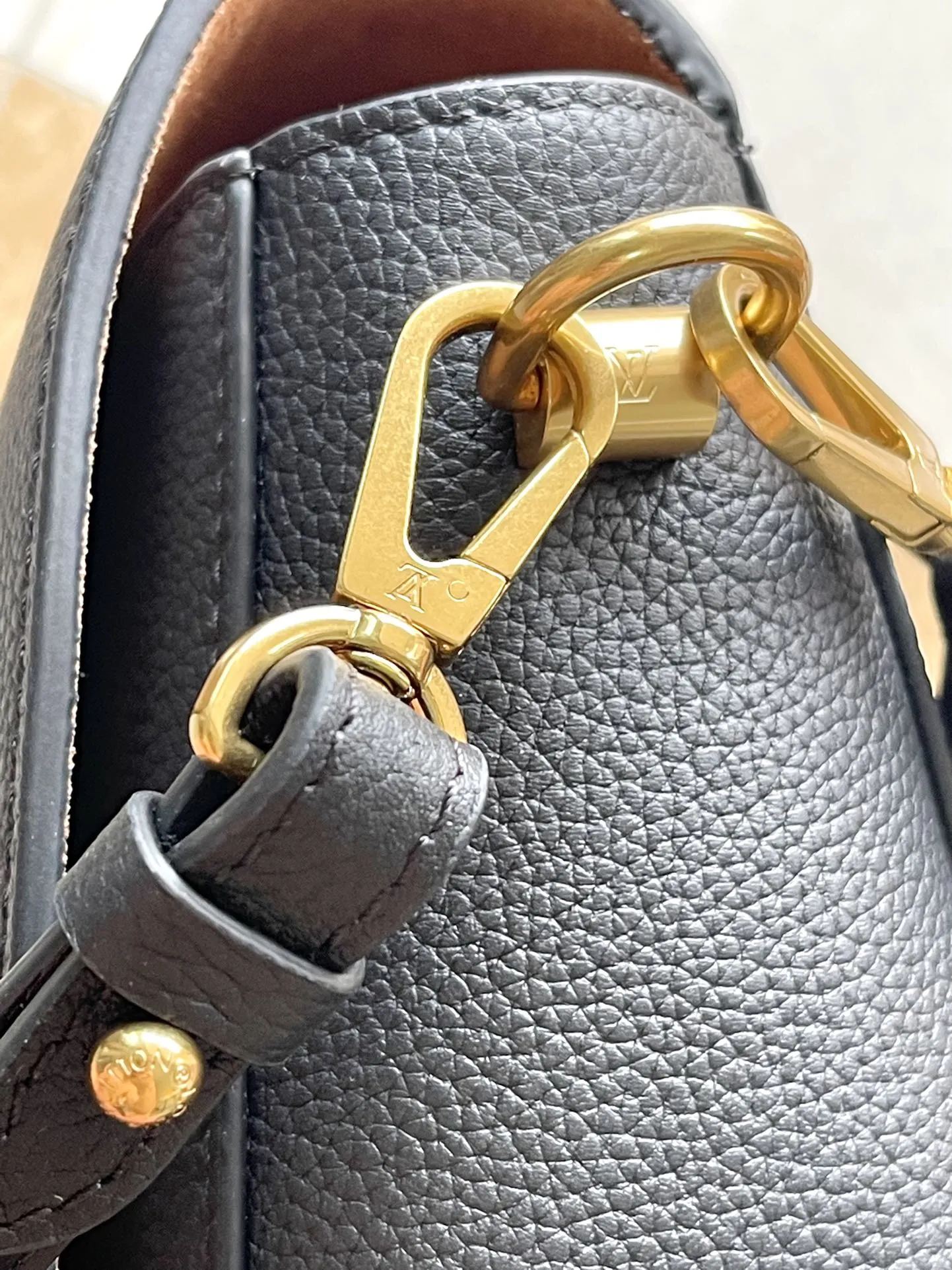 Louis Vuitton Soft Twist M24639 - 图片 7