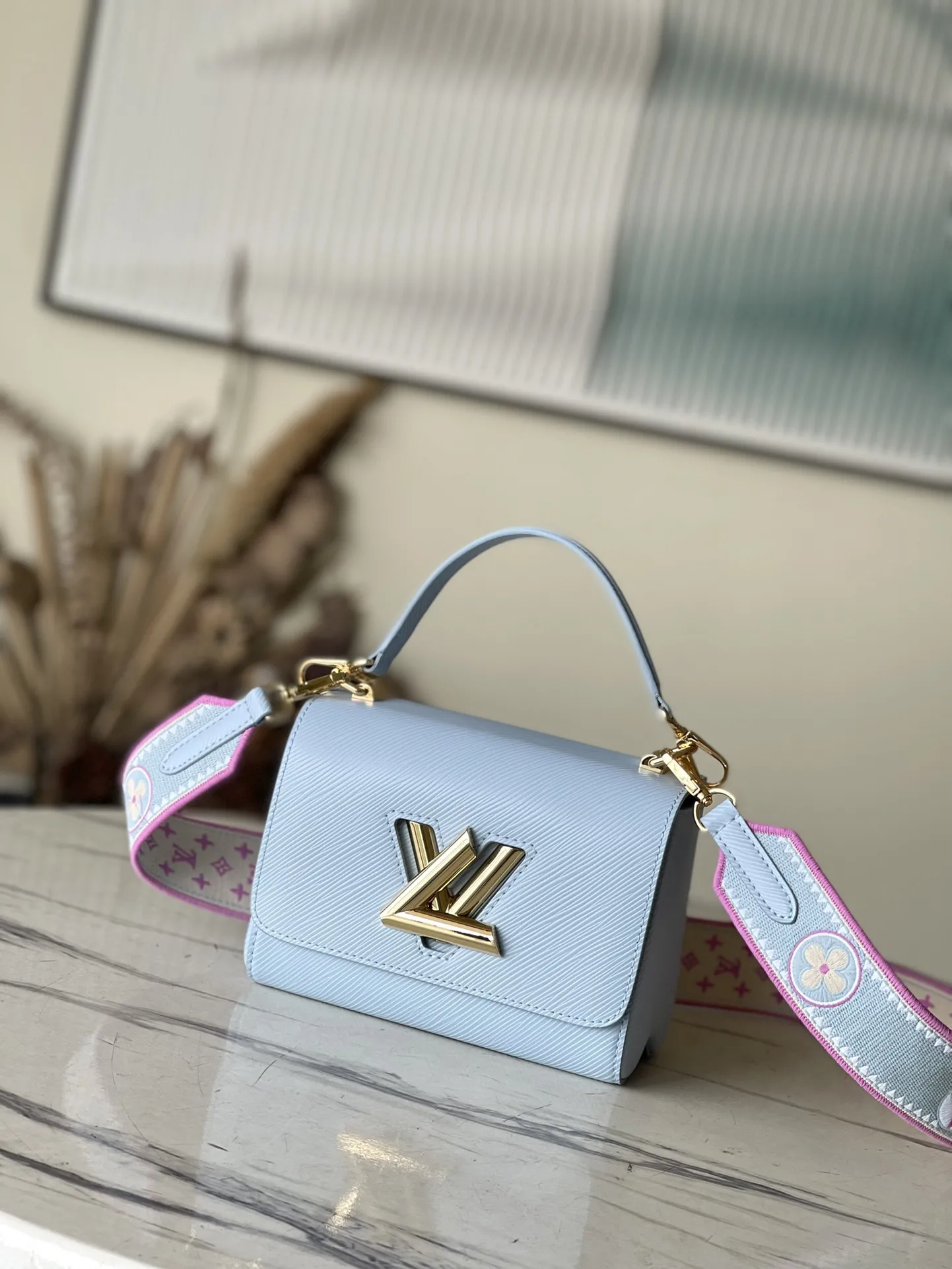 Alternative view of Louis Vuitton Twist MM M22515